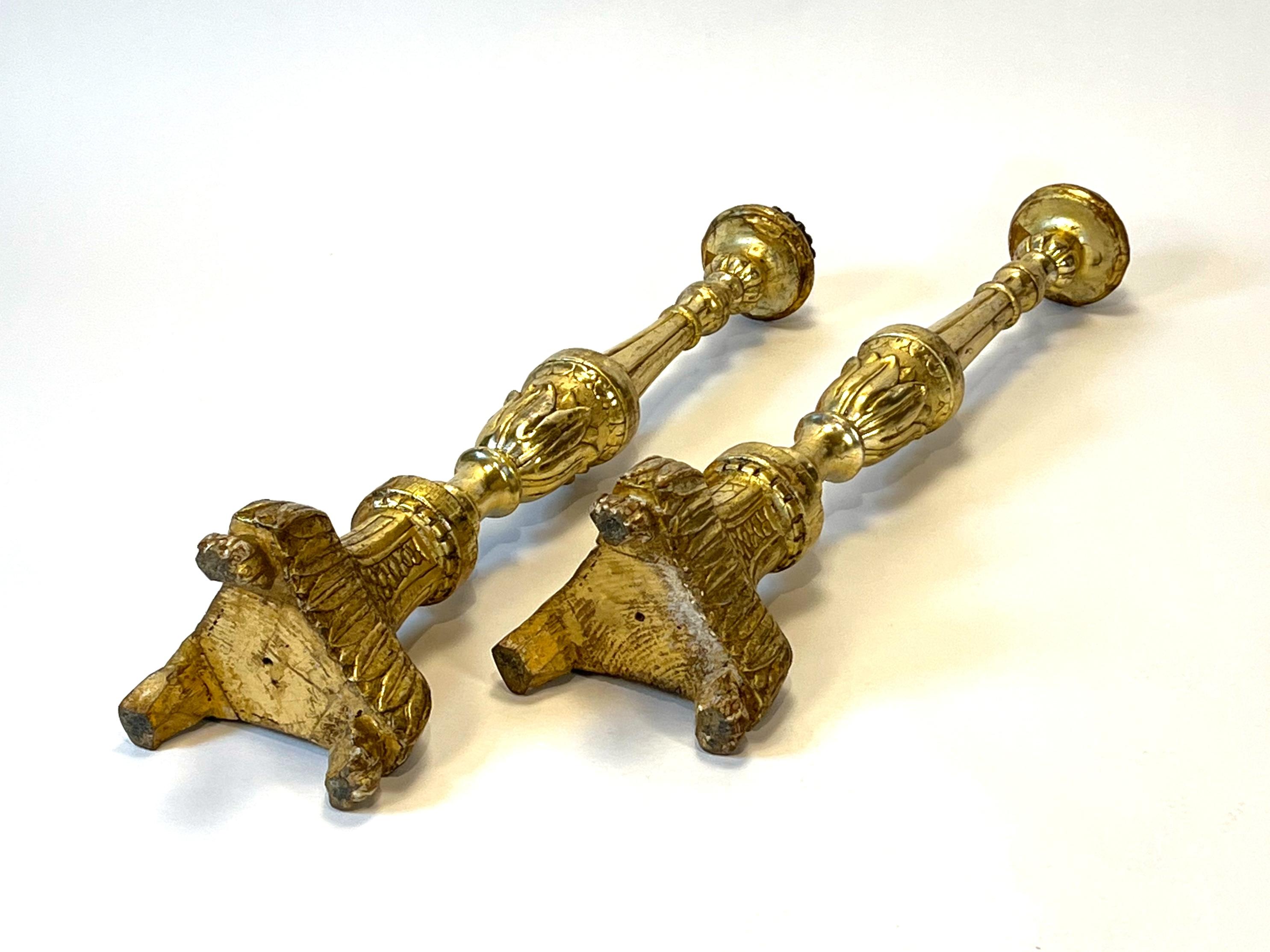 Pareja de grandes candelabros de altar antiguos de madera dorada italiana, hacia 1840 en venta 10