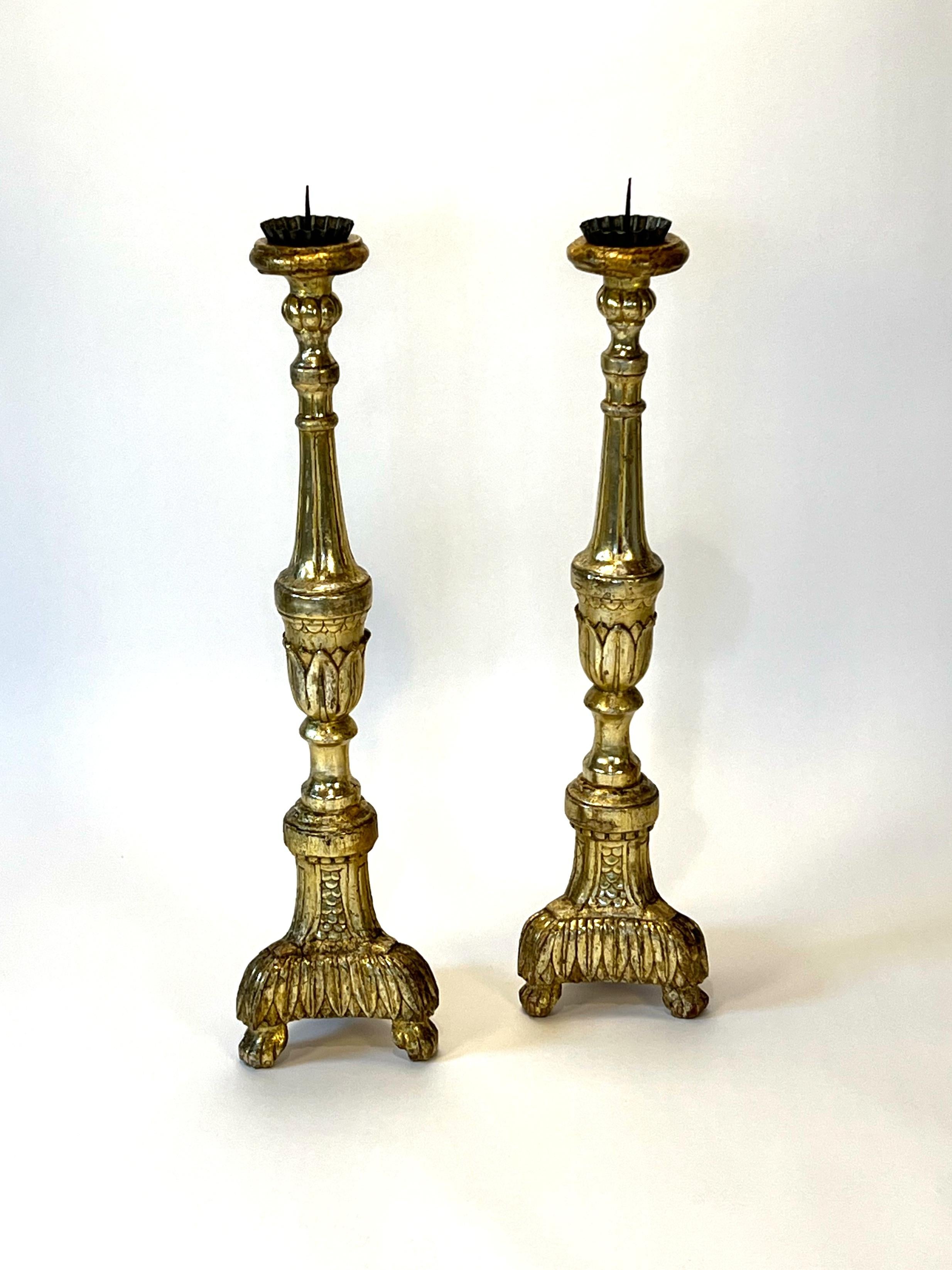 <strong>¡Un tema de conversación llamativo!</strong>

Se trata de un par de grandes candelabros antiguos italianos de madera dorada. Miden algo menos de un metro y se fabricaron a mano en Italia hacia 1840. Están hechas de madera dorada -una madera