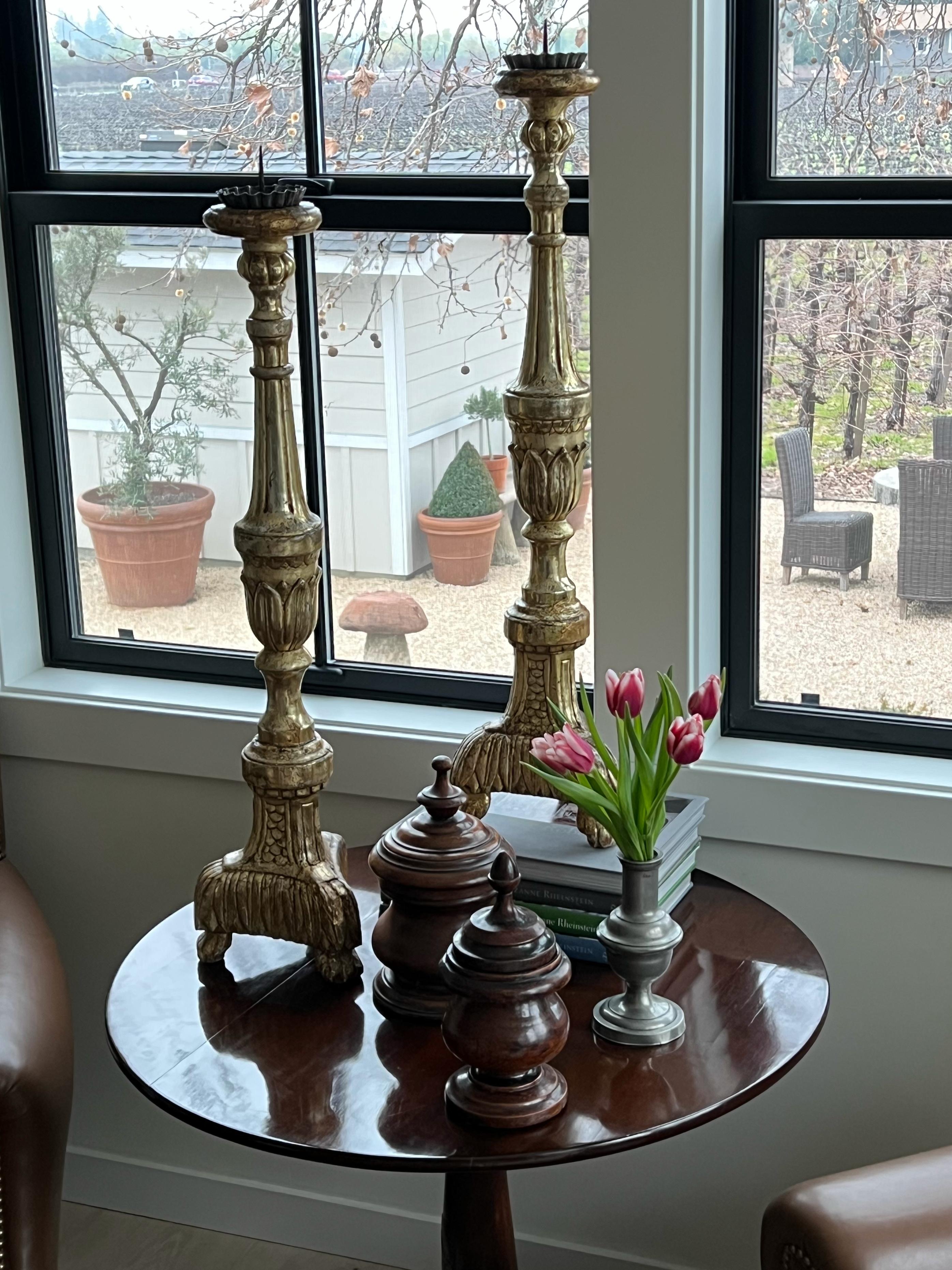 Pareja de grandes candelabros de altar antiguos de madera dorada italiana, hacia 1840 Italiano en venta