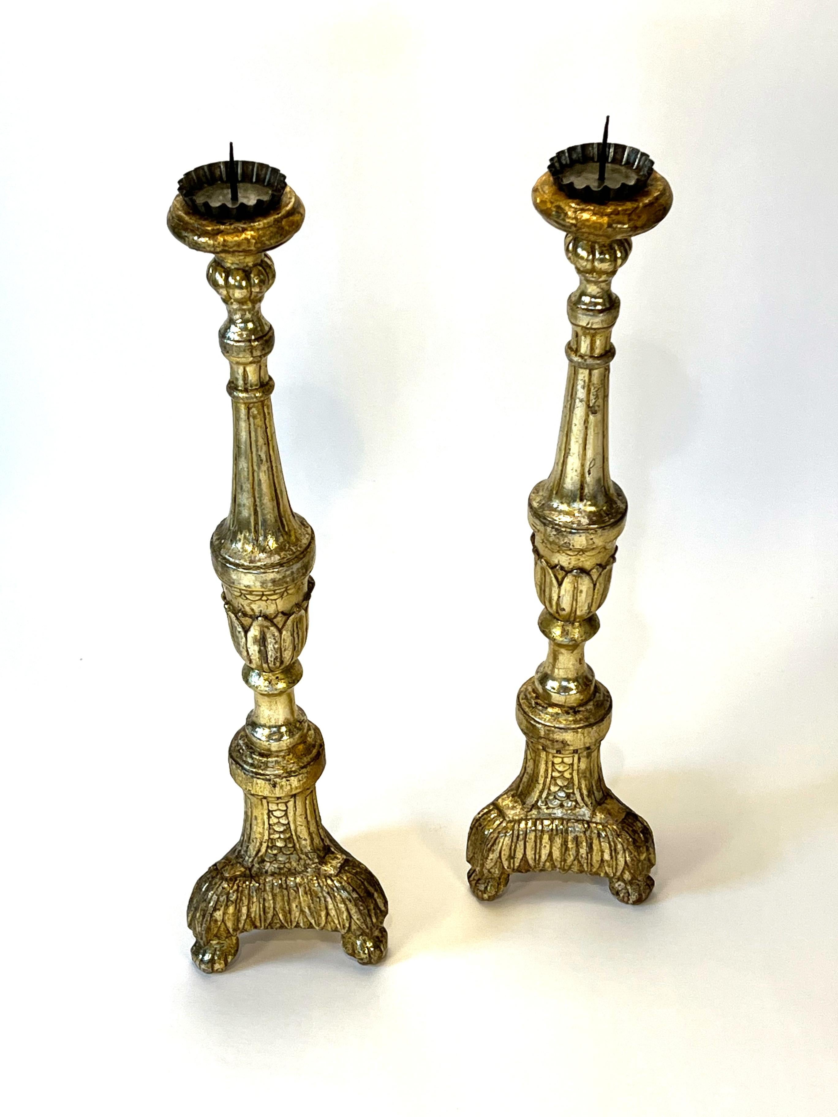 Pareja de grandes candelabros de altar antiguos de madera dorada italiana, hacia 1840 Tallado a mano en venta