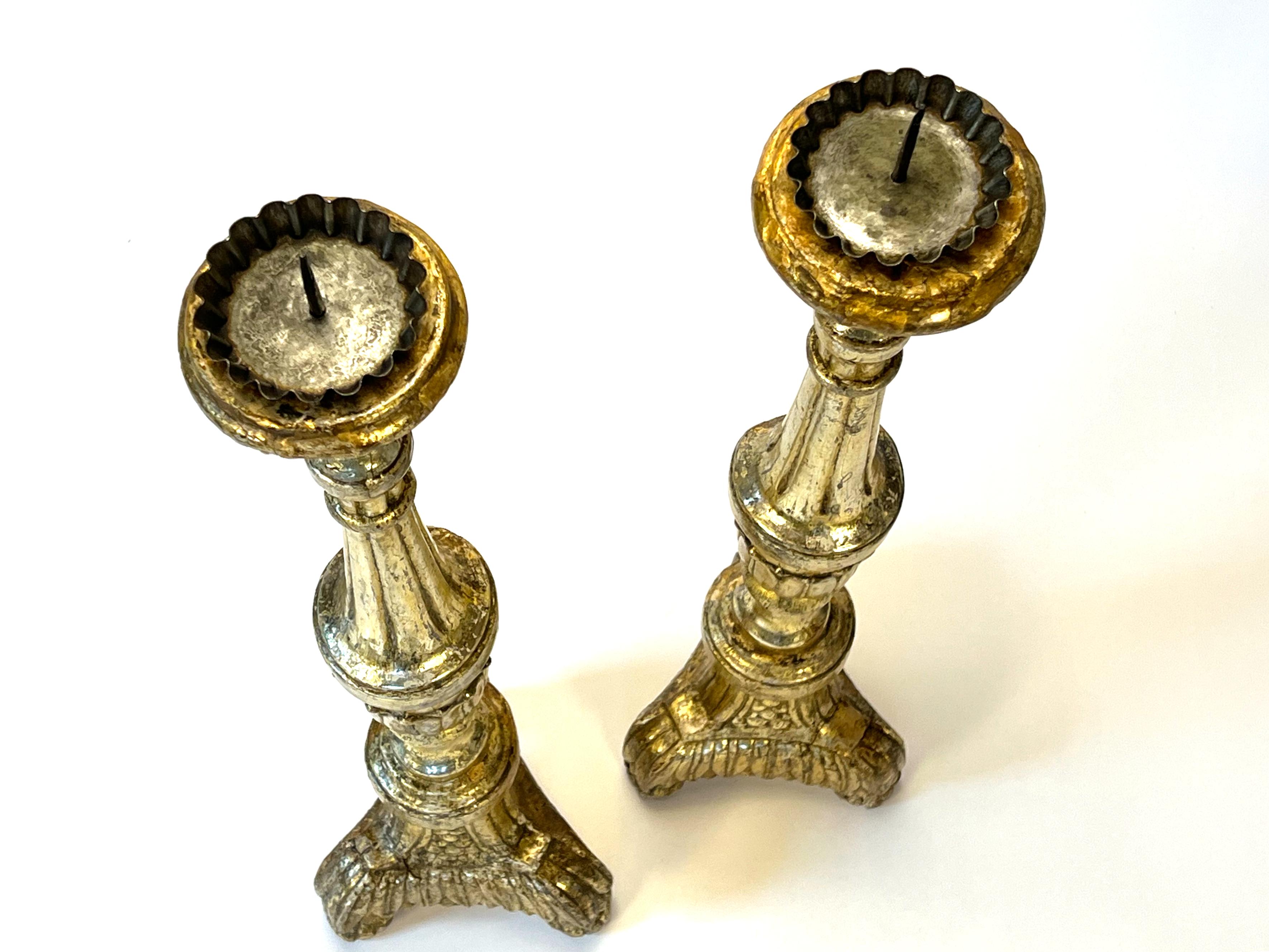 Pareja de grandes candelabros de altar antiguos de madera dorada italiana, hacia 1840 en Bueno estado para la venta en Saint Helena, CA