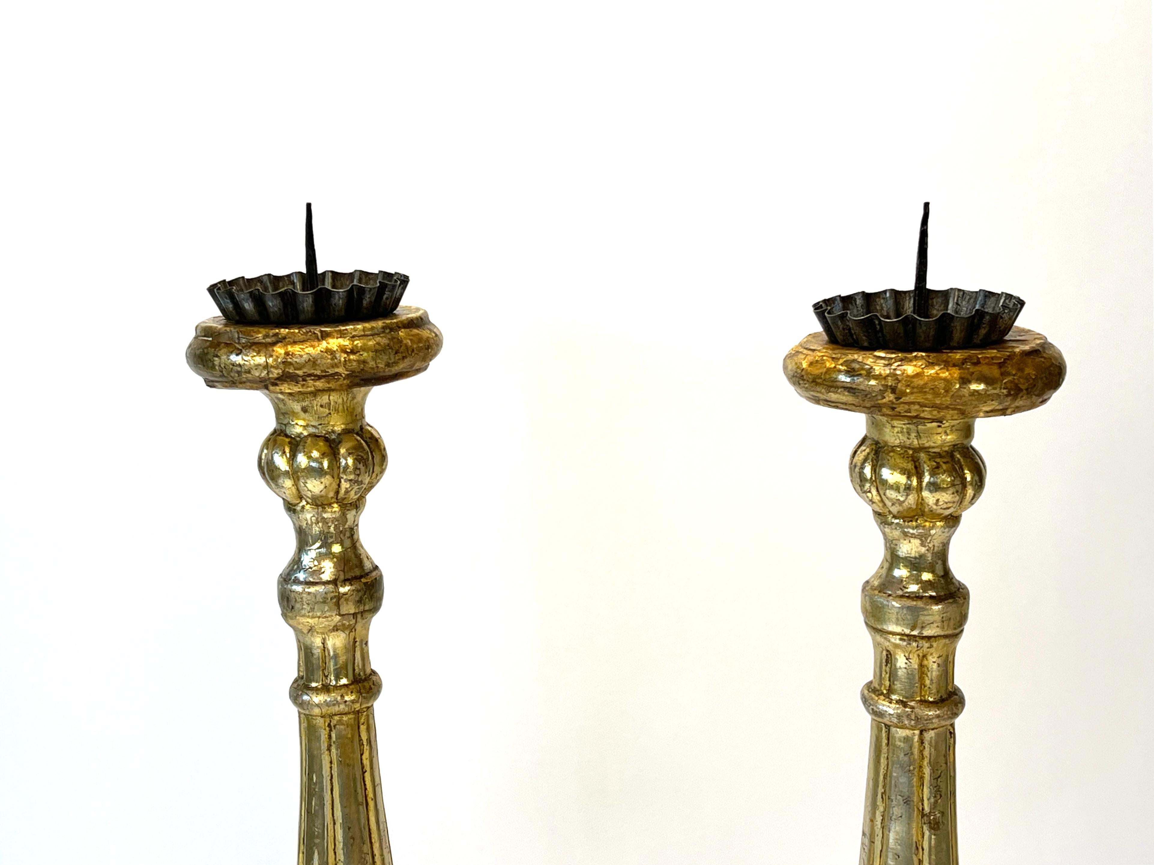 Pareja de grandes candelabros de altar antiguos de madera dorada italiana, hacia 1840 siglo XIX en venta