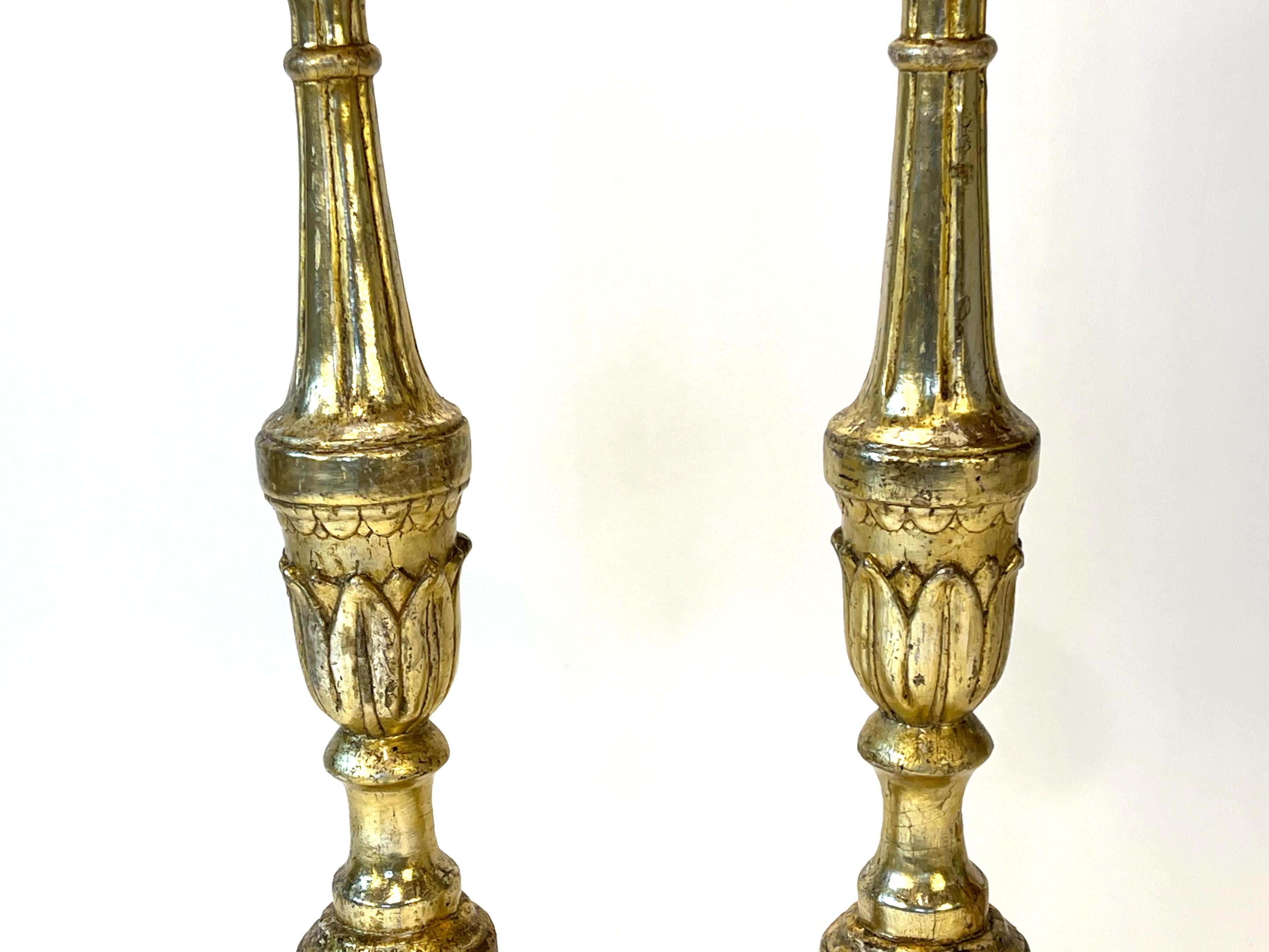 Pareja de grandes candelabros de altar antiguos de madera dorada italiana, hacia 1840 Oro en venta