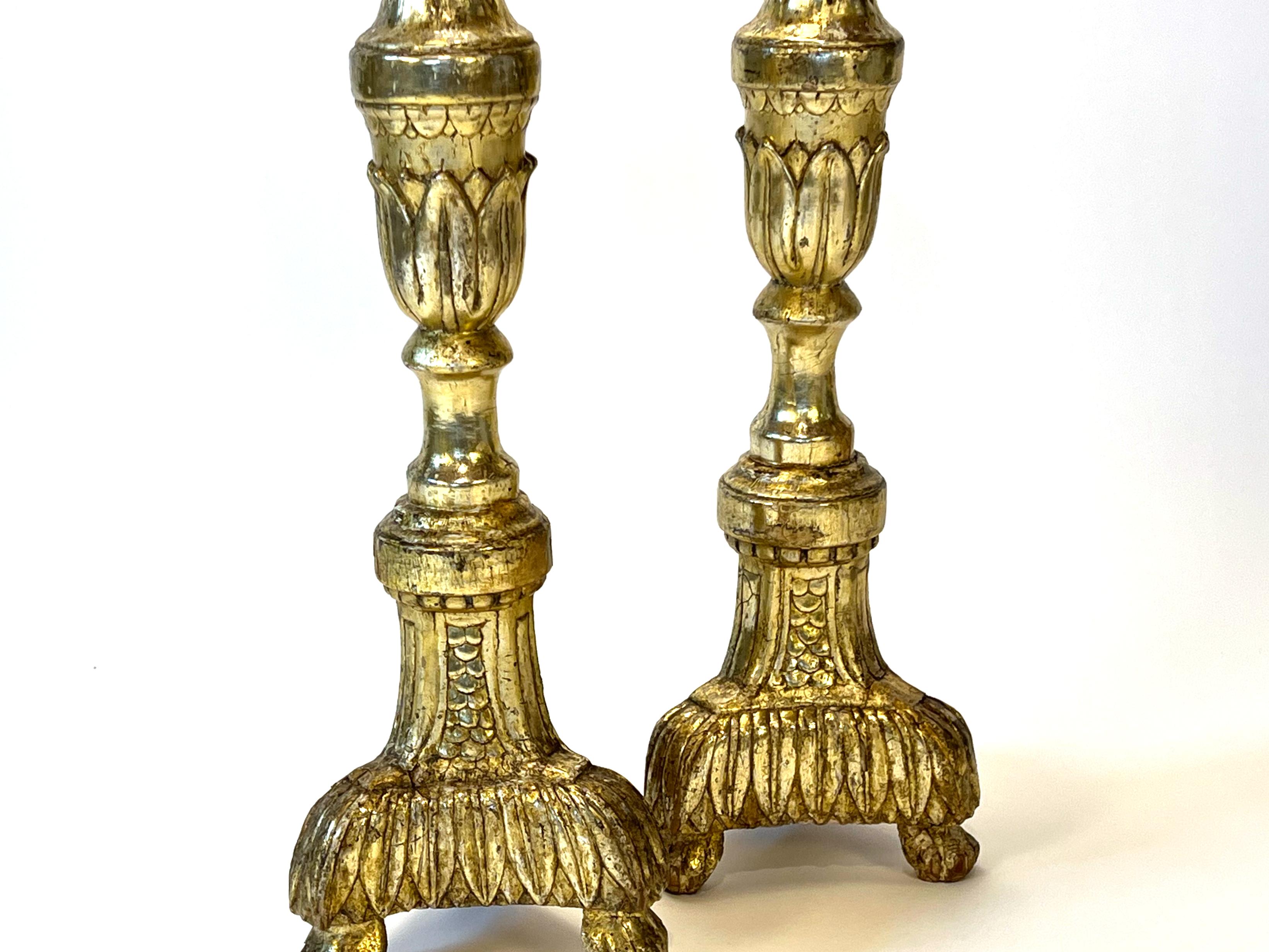 Pareja de grandes candelabros de altar antiguos de madera dorada italiana, hacia 1840 en venta 1