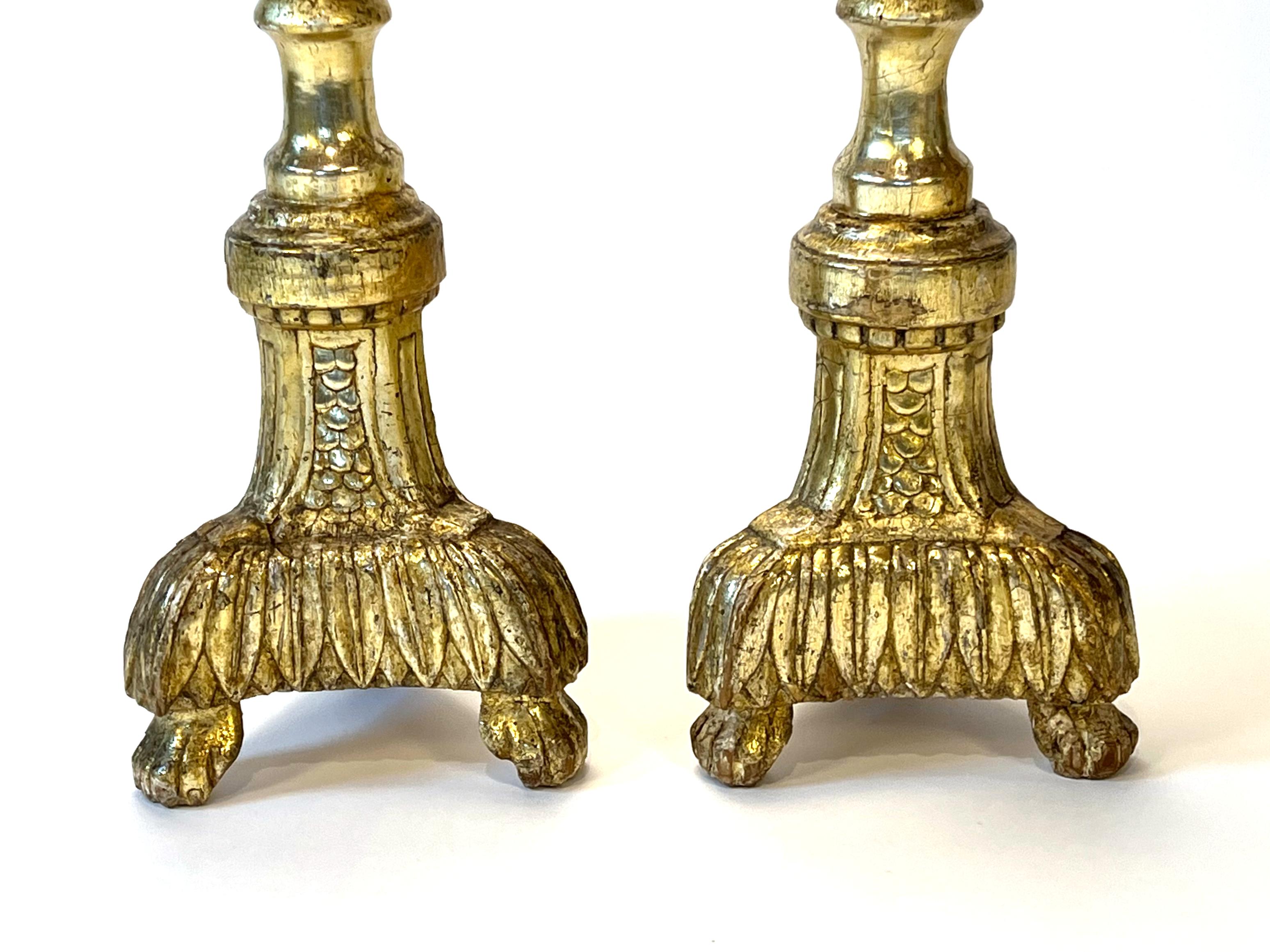 Pareja de grandes candelabros de altar antiguos de madera dorada italiana, hacia 1840 en venta 2