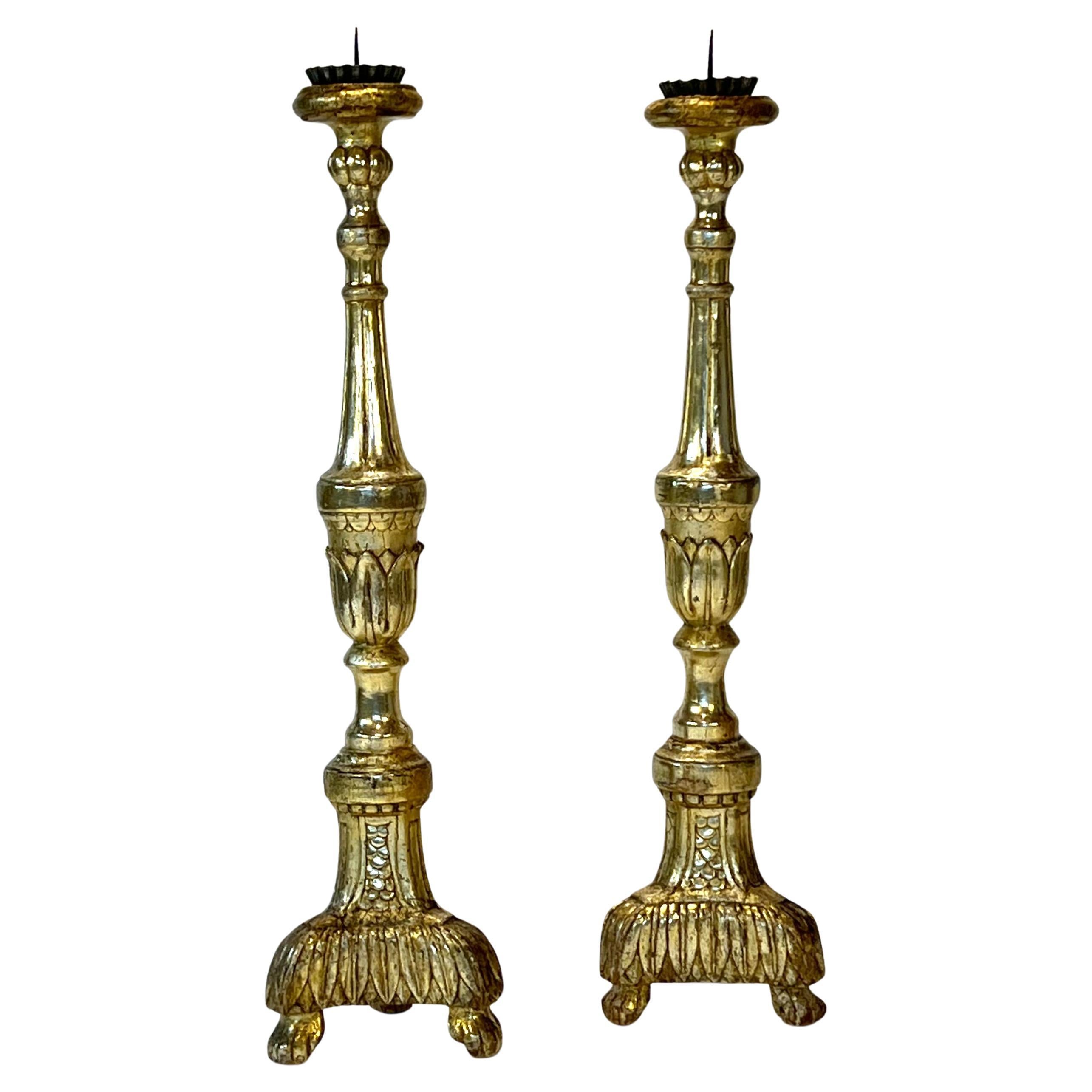 Pareja de grandes candelabros de altar antiguos de madera dorada italiana, hacia 1840 en venta