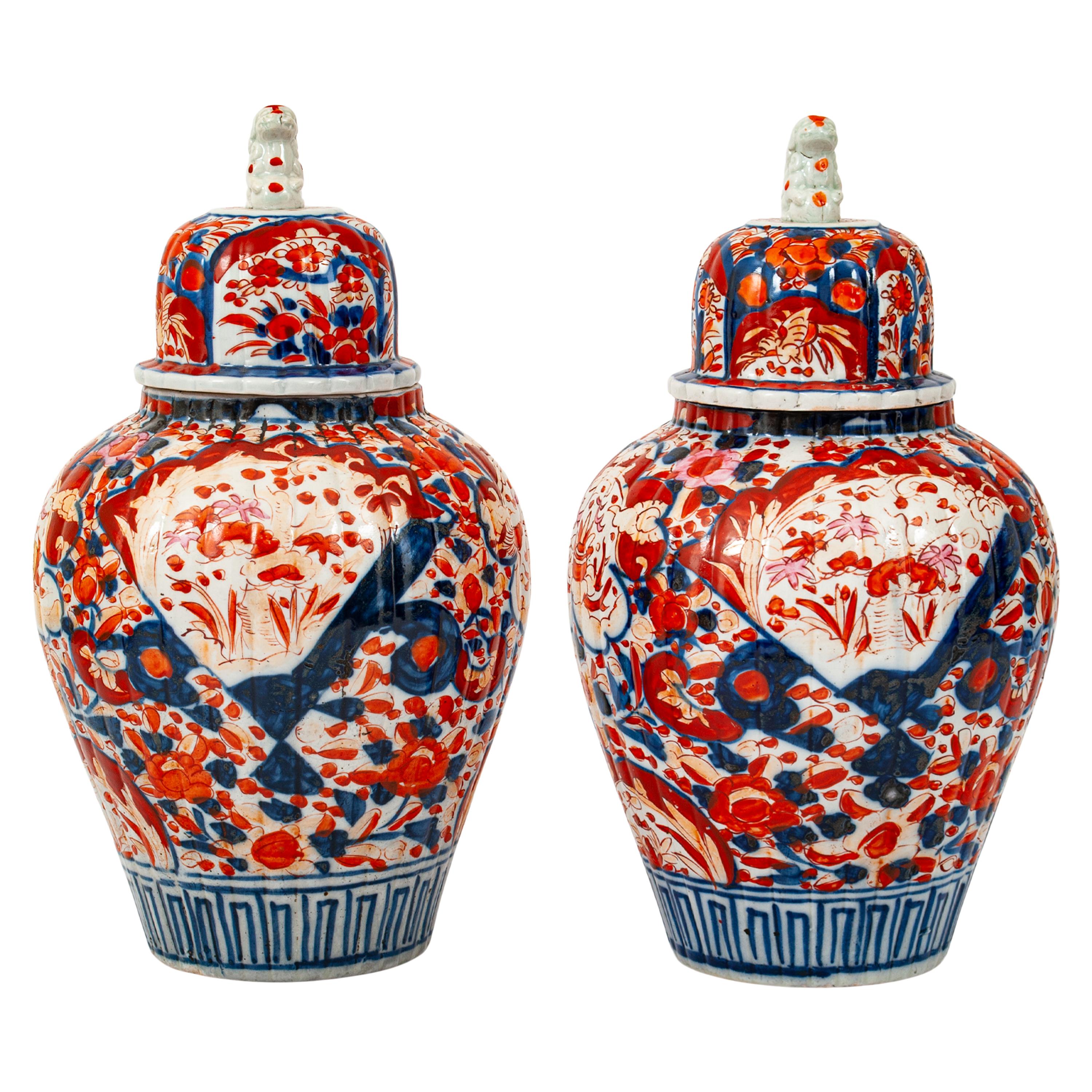 Paar große antike japanische Imari-Porzellan-Urnen mit Deckel aus der Meiji-Periode 1880 (Gebrannt) im Angebot