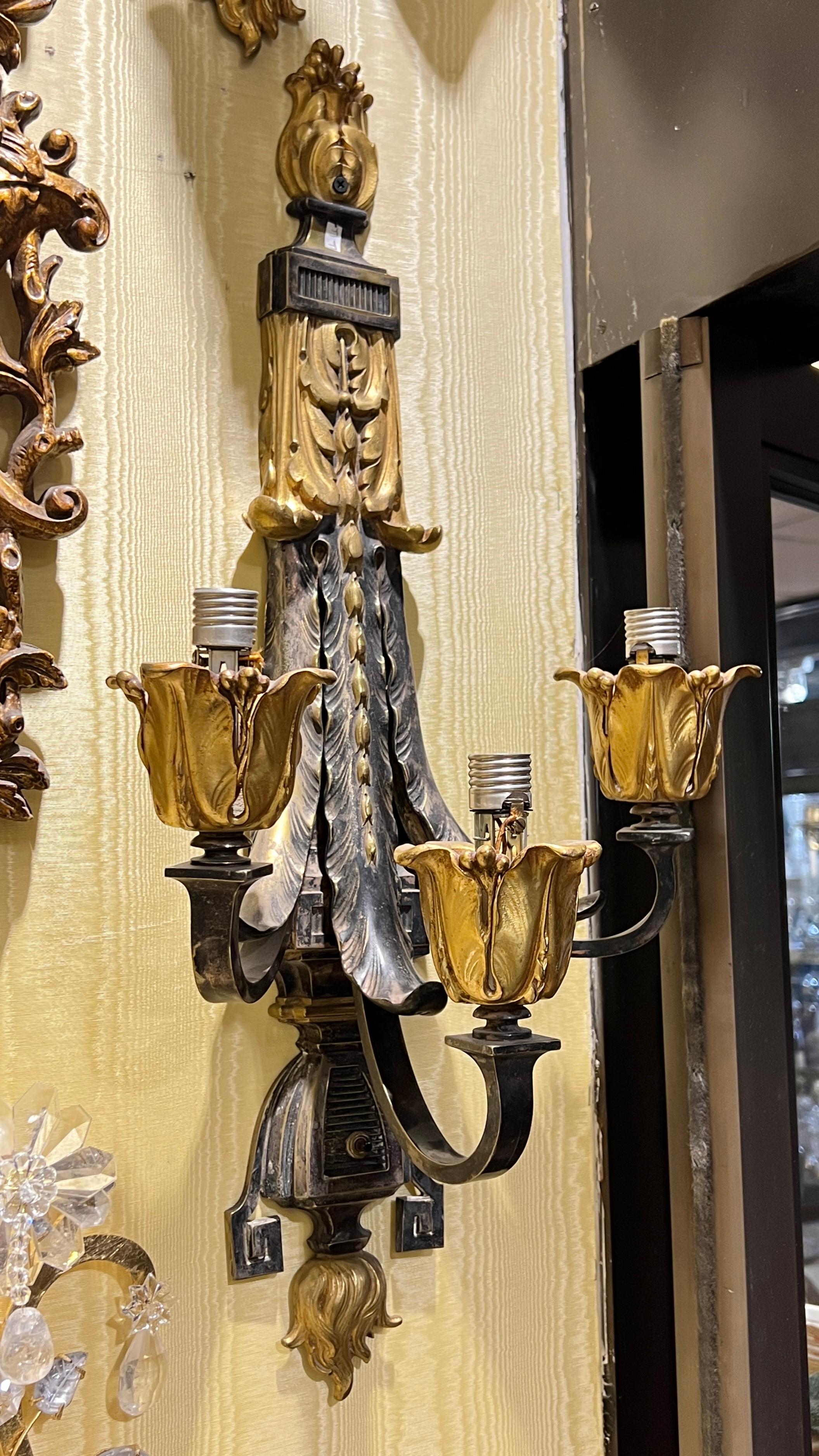 Néoclassique Paire de grandes appliques néoclassiques anciennes à 3 lumières en bronze doré et patiné en vente