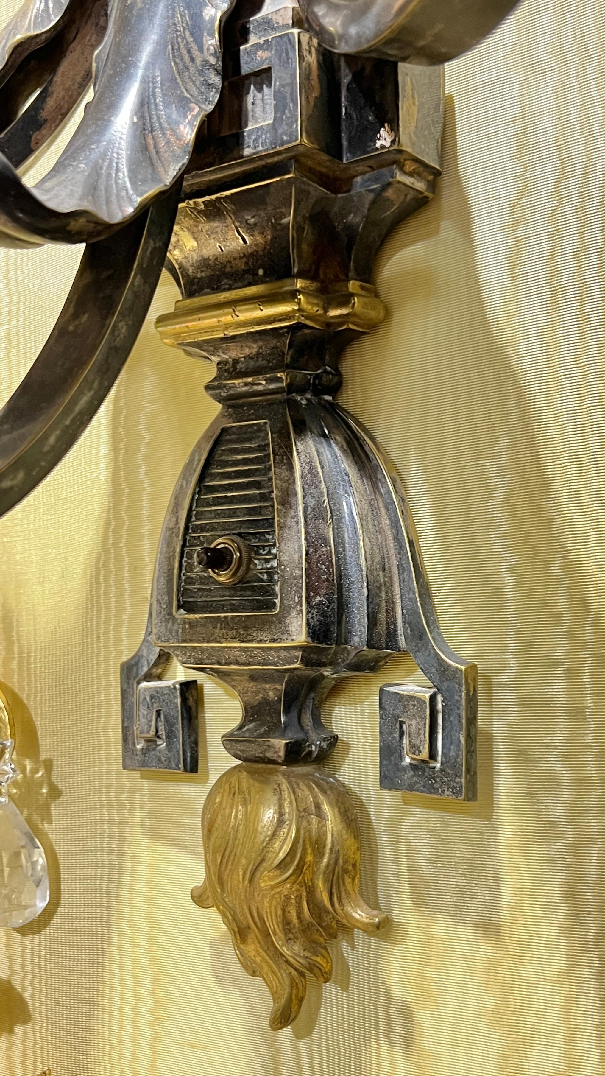 Américain Paire de grandes appliques néoclassiques anciennes à 3 lumières en bronze doré et patiné en vente