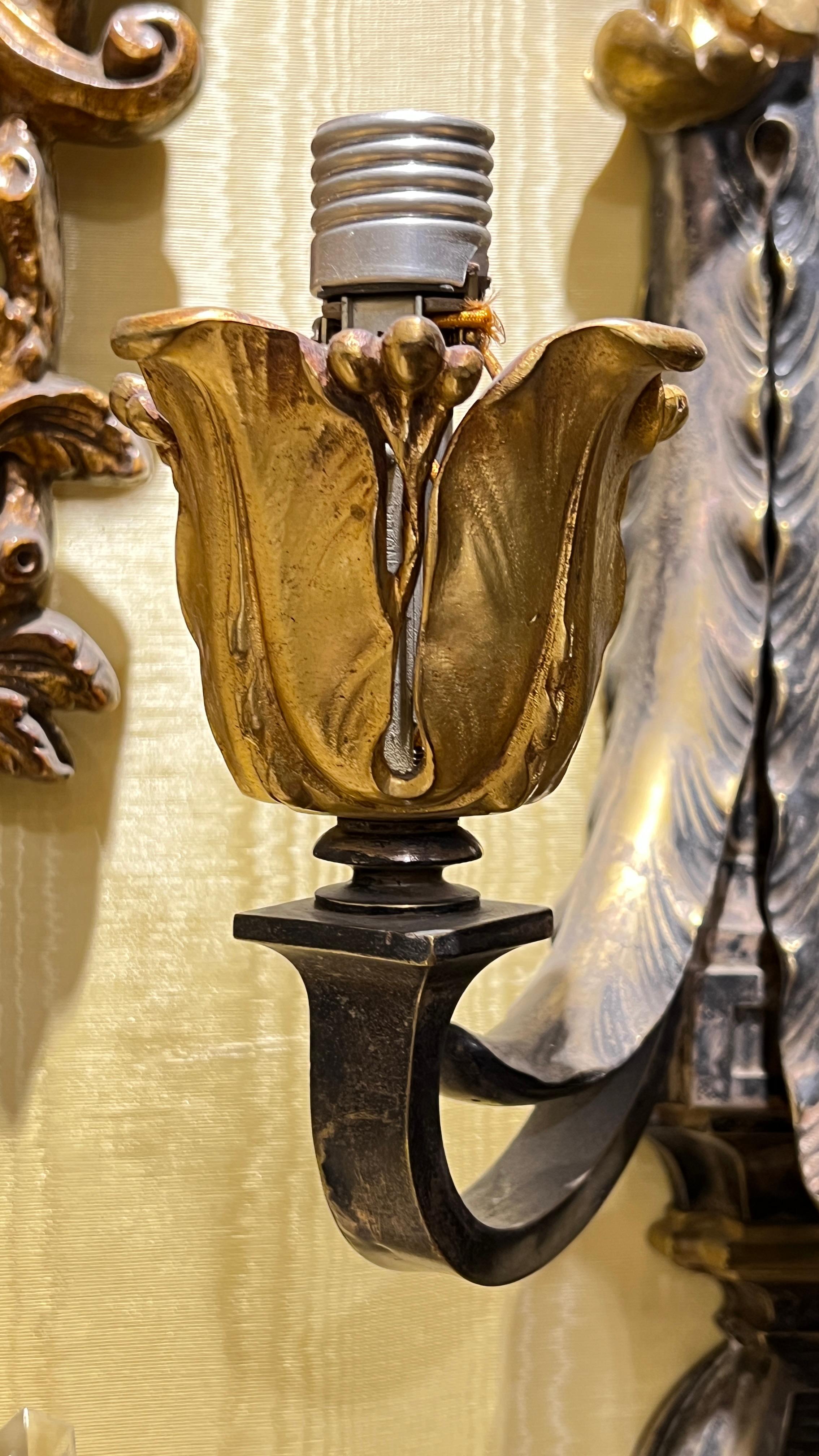 Patiné Paire de grandes appliques néoclassiques anciennes à 3 lumières en bronze doré et patiné en vente