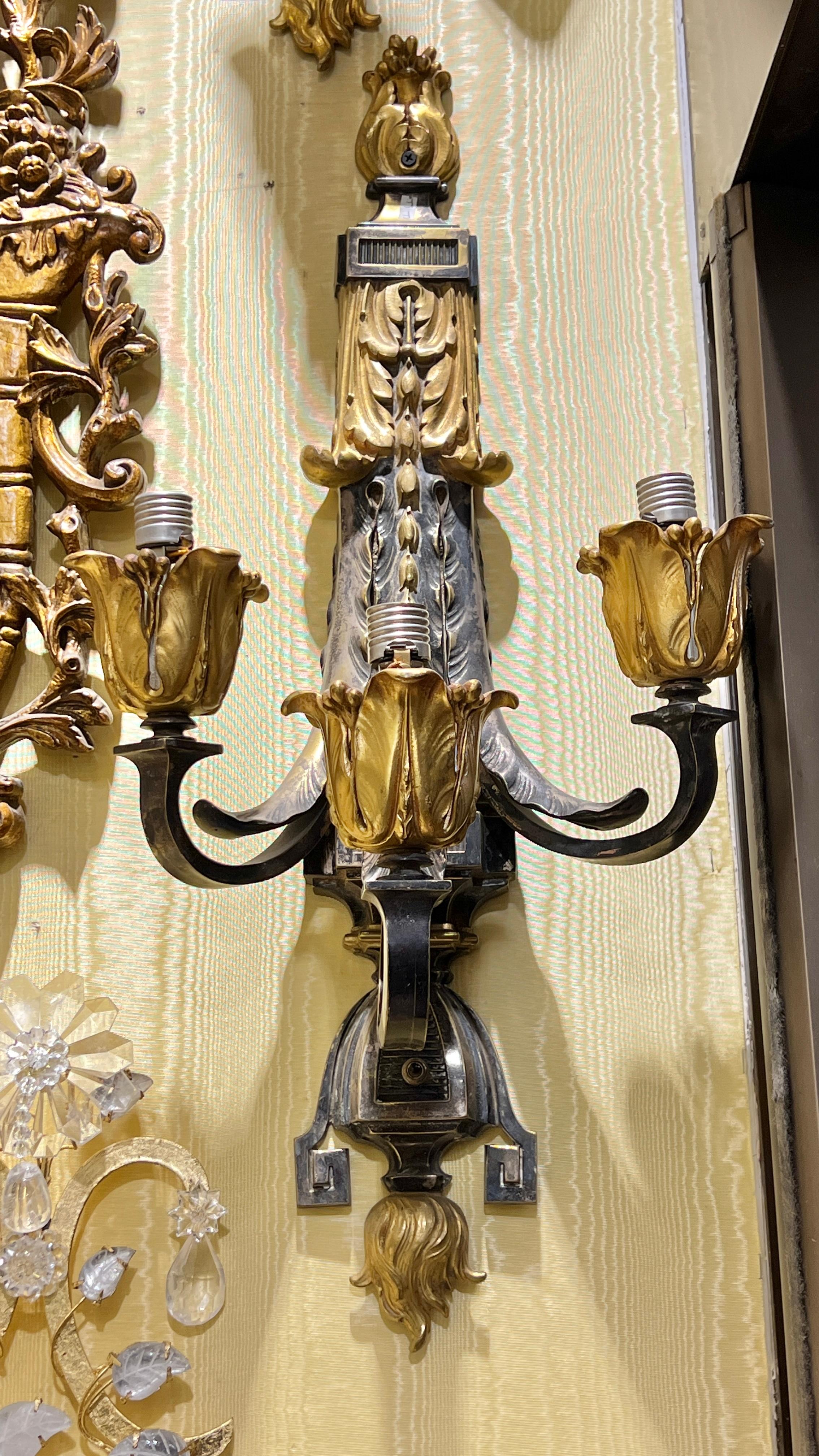 20ième siècle Paire de grandes appliques néoclassiques anciennes à 3 lumières en bronze doré et patiné en vente