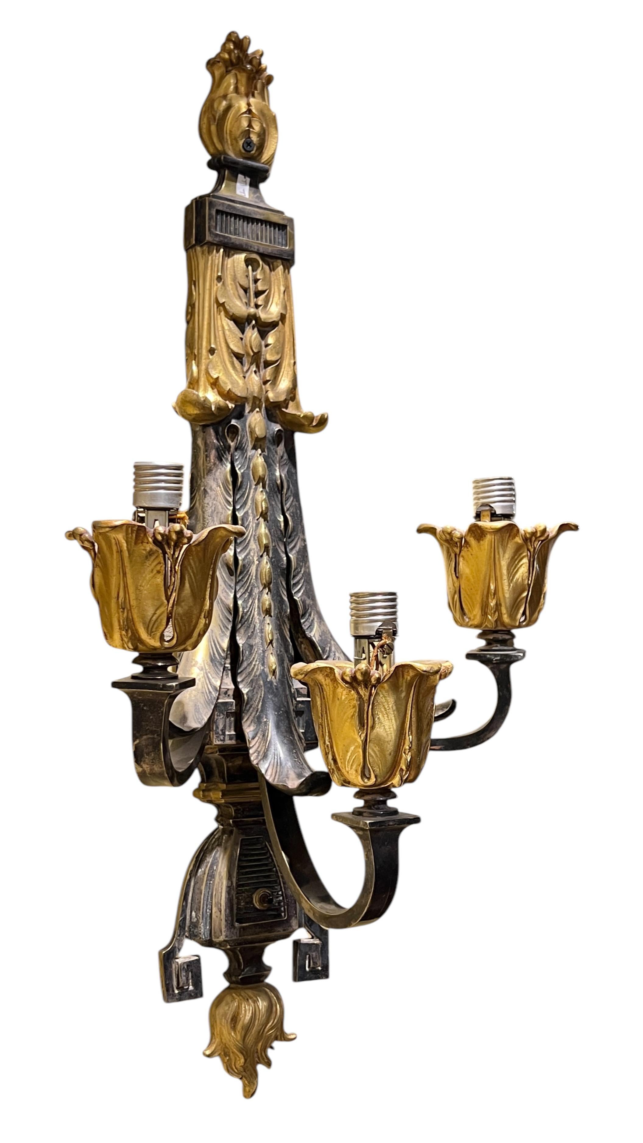 Bronze doré Paire de grandes appliques néoclassiques anciennes à 3 lumières en bronze doré et patiné en vente