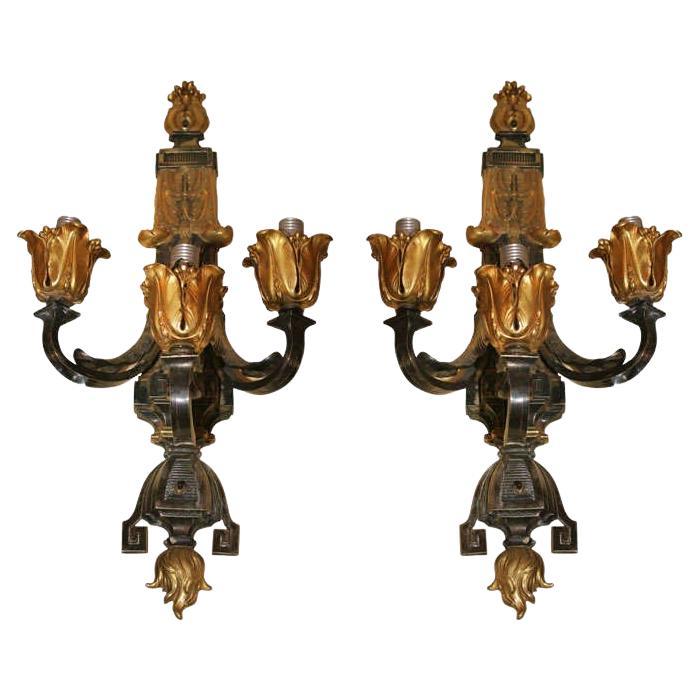 Coppia di grandi lampade antiche neoclassiche a 3 luci in bronzo dorato e patinato
