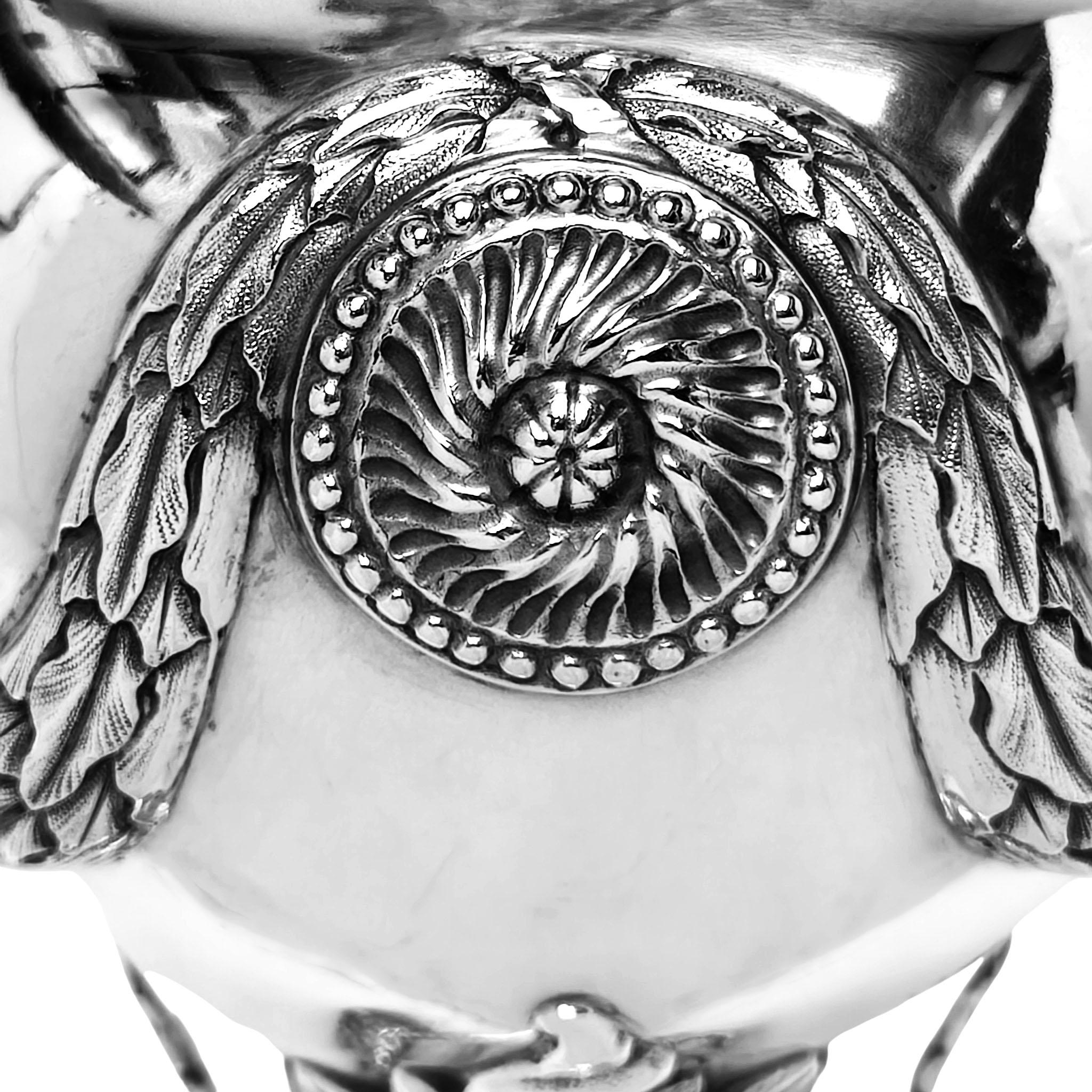 XIX secolo Coppia di grandi brocche d'argento antiche vittoriane Ewers Pitchers 1868 Londra, Inghilterra in vendita