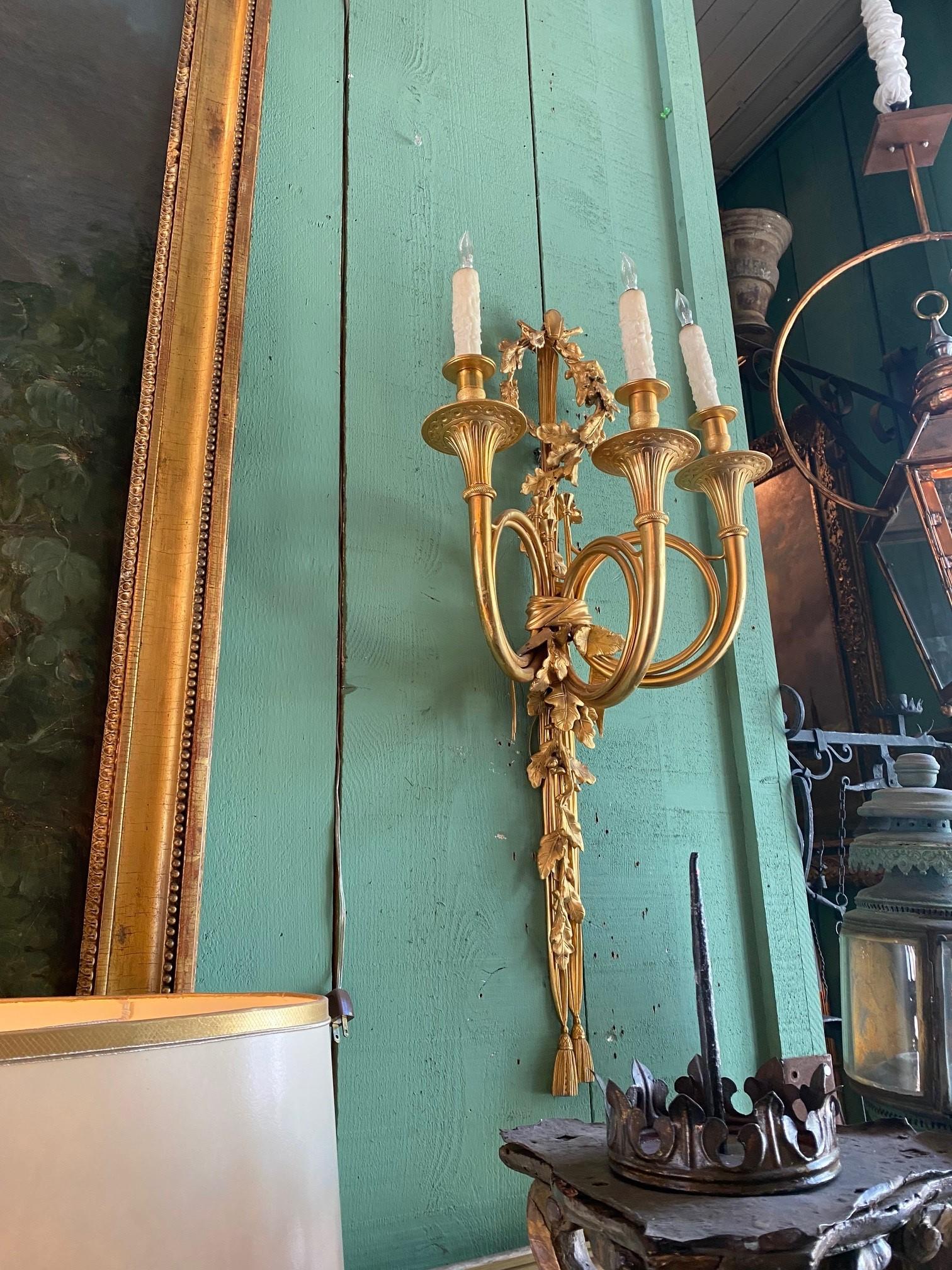 Pair Large Antique Wall Mount Light Sconces Gilt Bronze Hunt Trumpet Bronze Dore For Sale 5