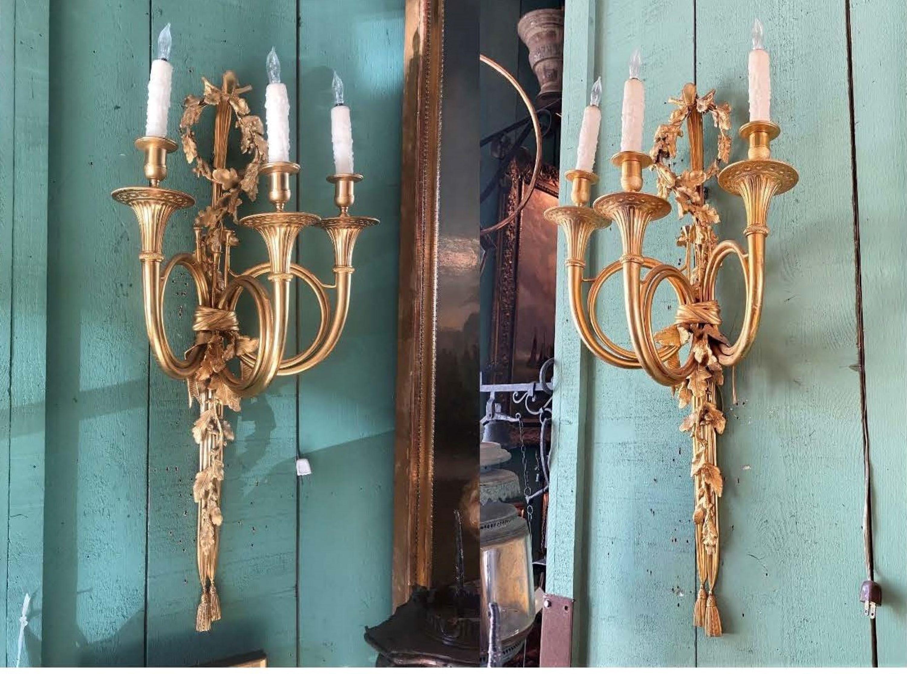 Pair Large Antique Wall Mount Light Sconces Gilt Bronze Hunt Trumpet Bronze Dore In Good Condition For Sale In West Hollywood, CA