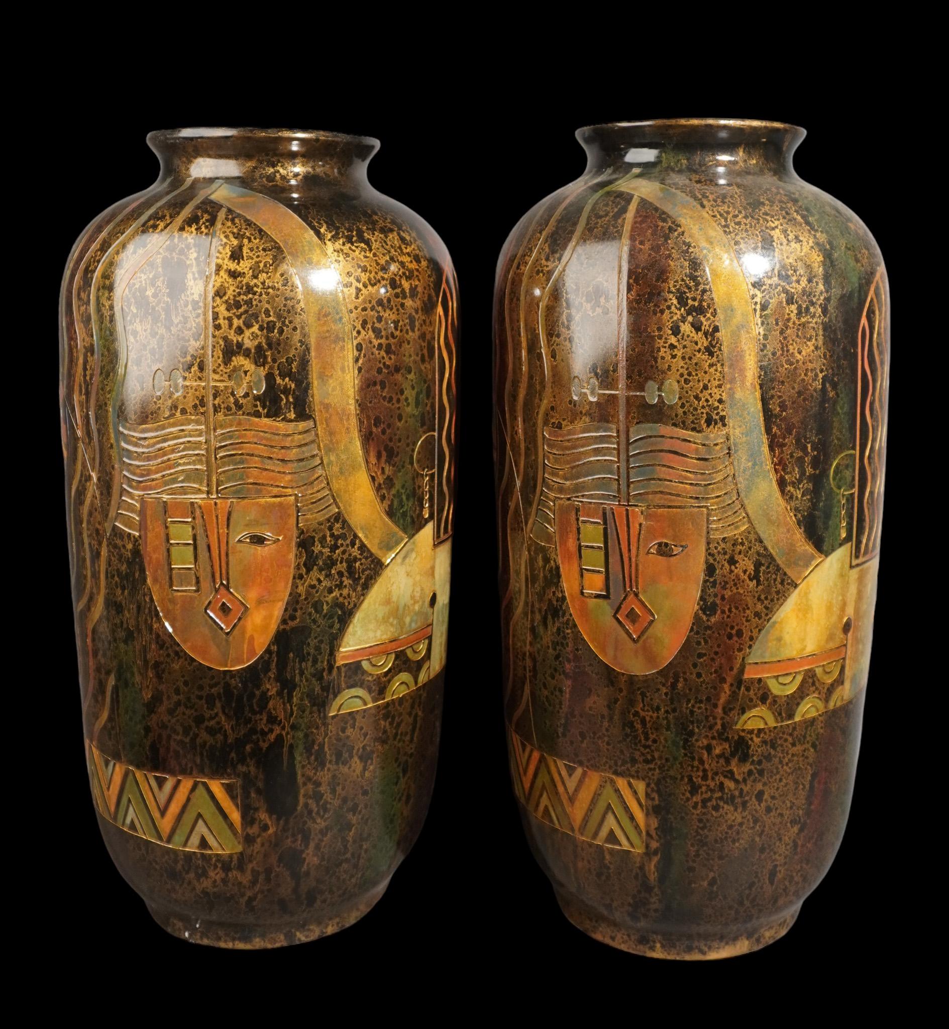 Peint Paire de grands vases émaillés Art Déco mi-siècle moderne en vente