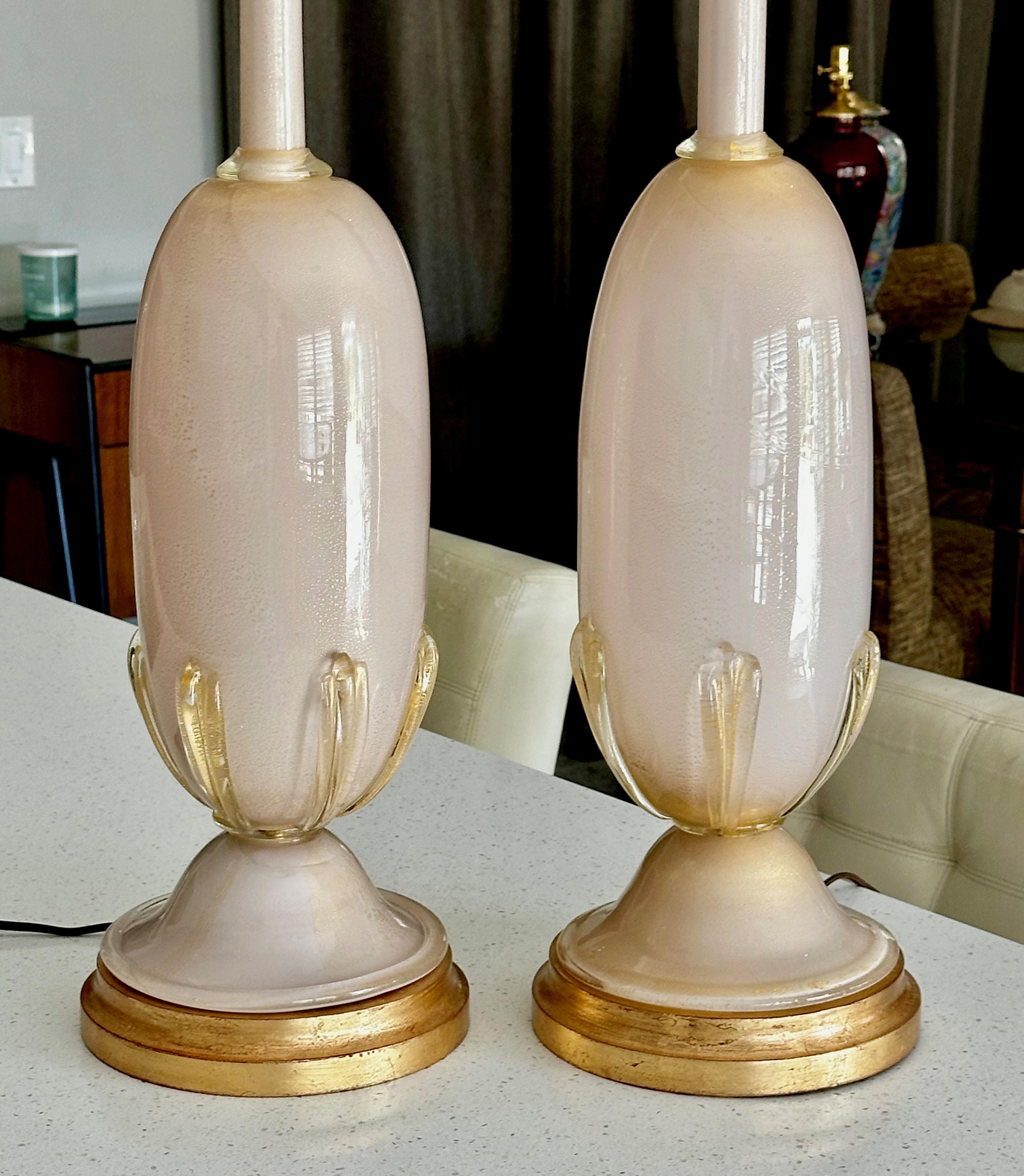 Milieu du XXe siècle Paire de grandes lampes de bureau Barovier Murano rose et or en vente