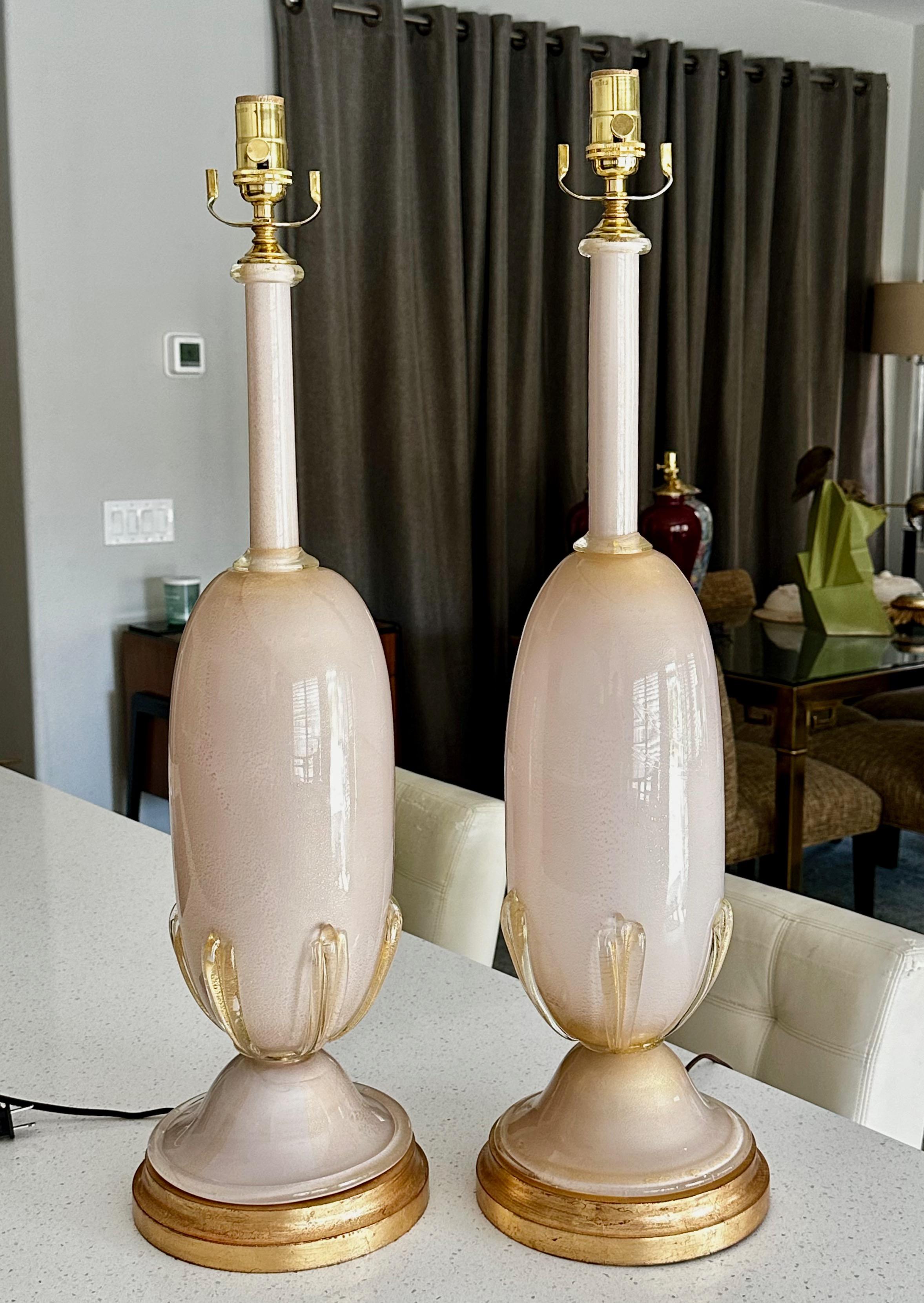 Paire de grandes lampes de bureau Barovier Murano rose et or en vente 1