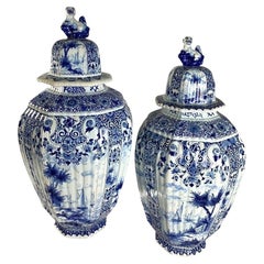 Pareja de grandes jarras azules y blancas de Delft Países Bajos Finales del siglo XIX