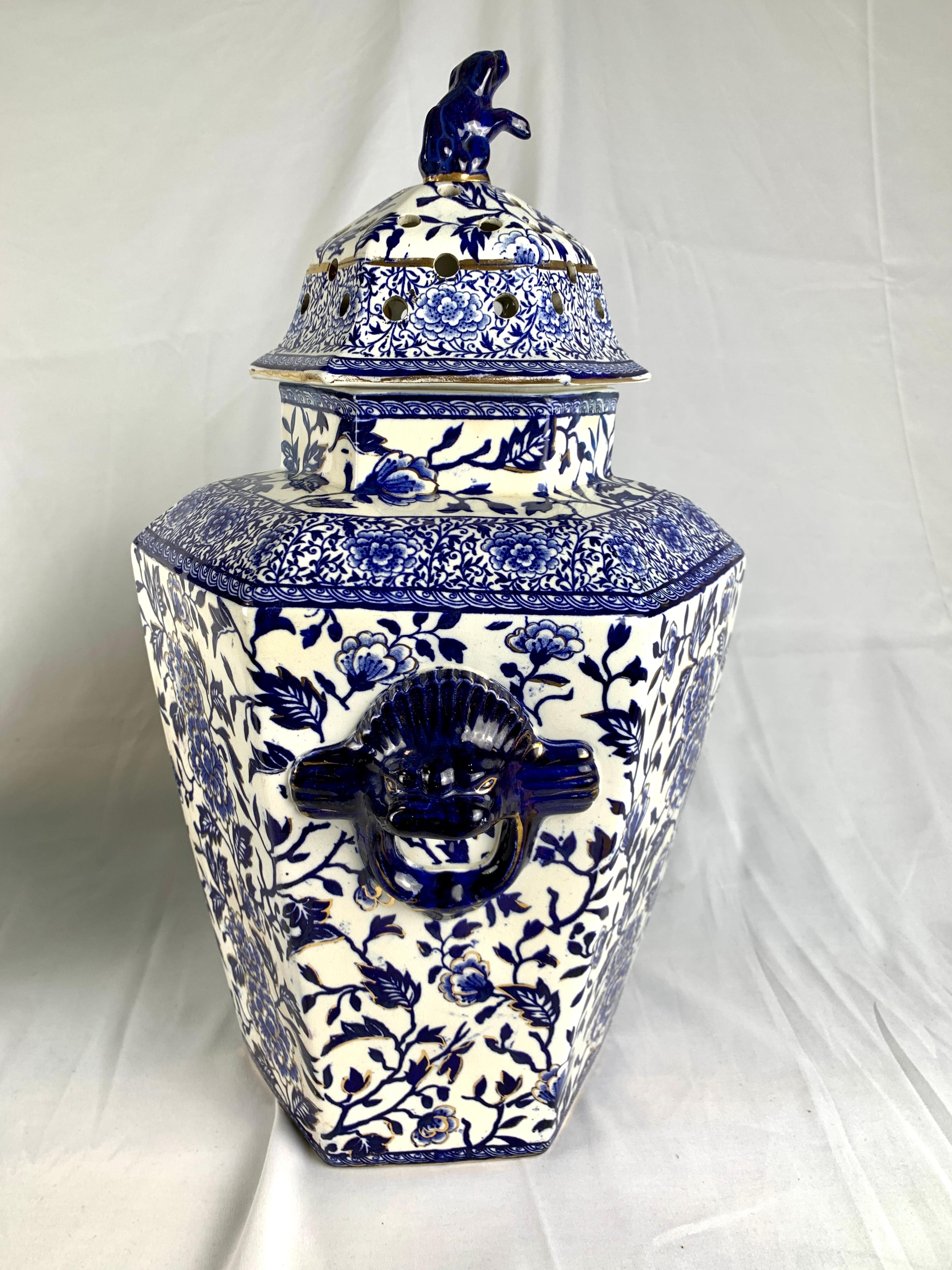 Cette paire de grandes jarres hexagonales bleues et blanches est exquise.
Fabriquée en Angleterre vers 1825, avec des dimensions de 18,5