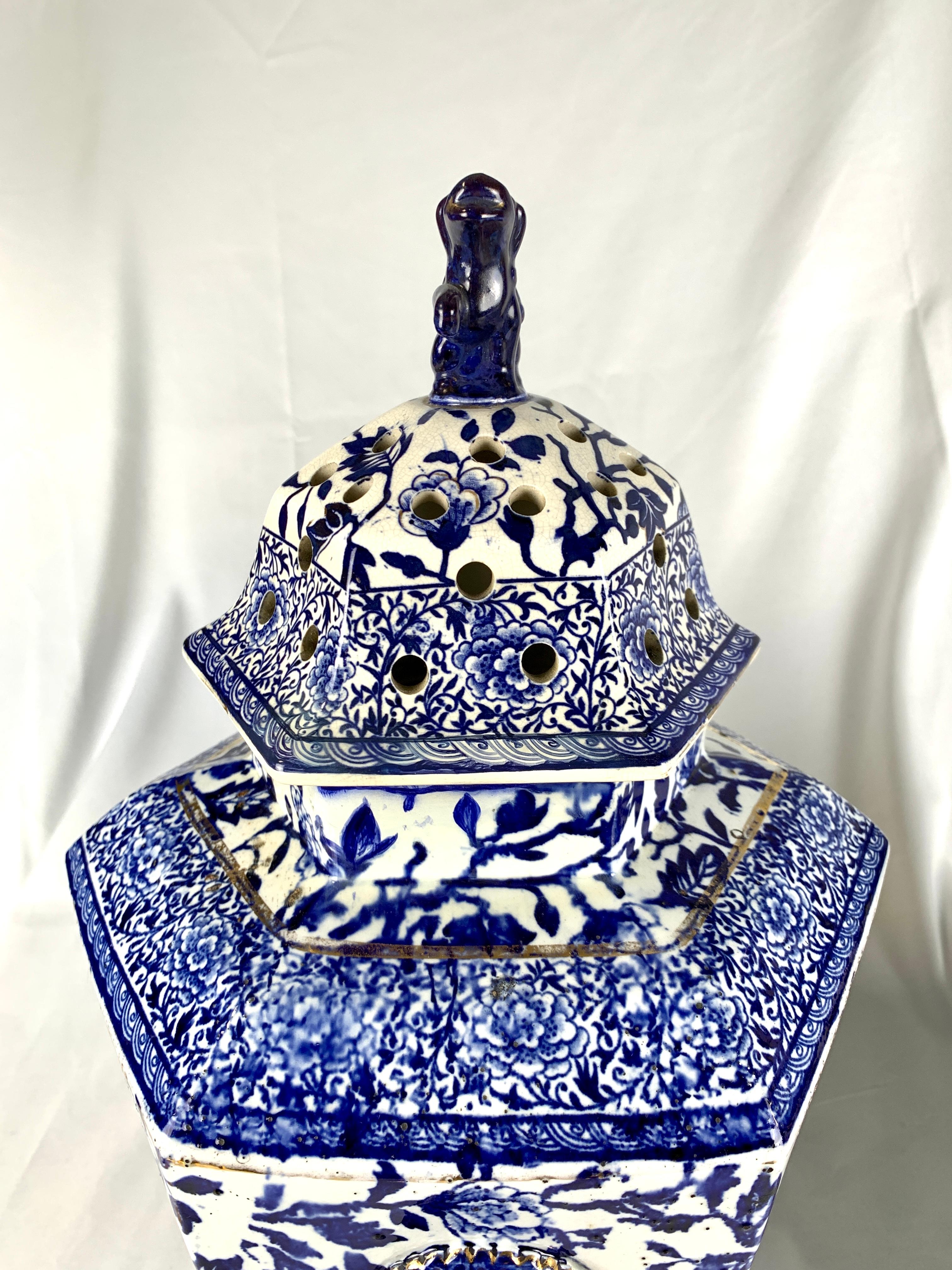 Paire de grandes jarres bleues et blanches hexagonales Angleterre vers 1825 Bon état - En vente à Katonah, NY