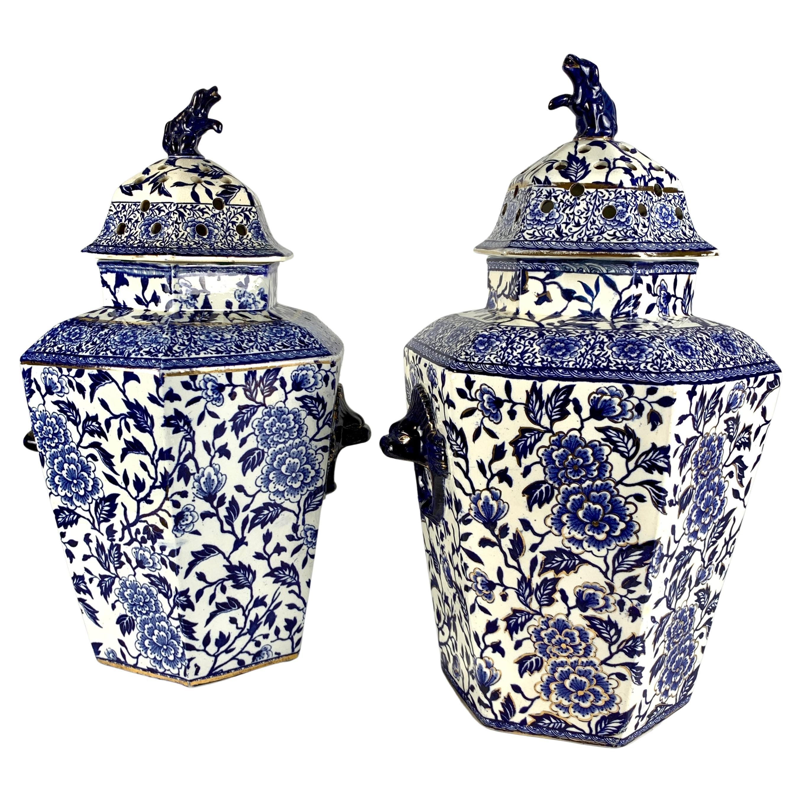 Paire de grandes jarres bleues et blanches hexagonales Angleterre vers 1825 en vente