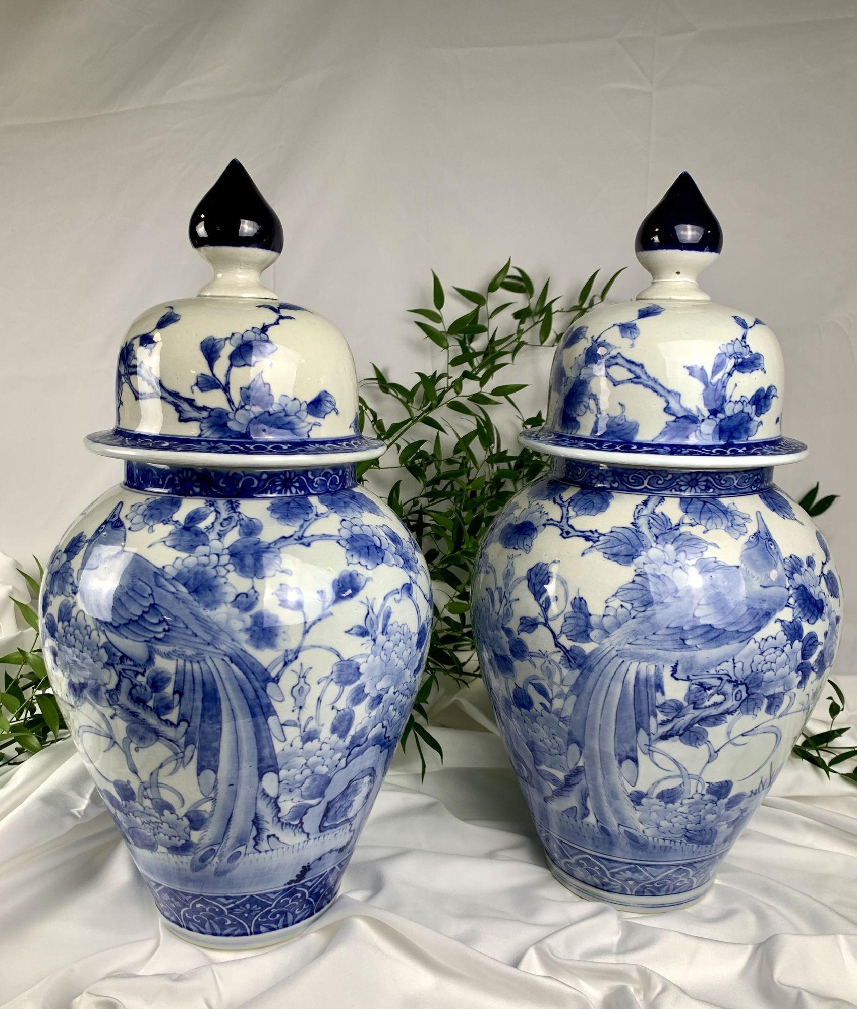 Peint à la main Paire de grandes jarres bleues et blanches du Japon de la période Meiji, vers 1880 en vente
