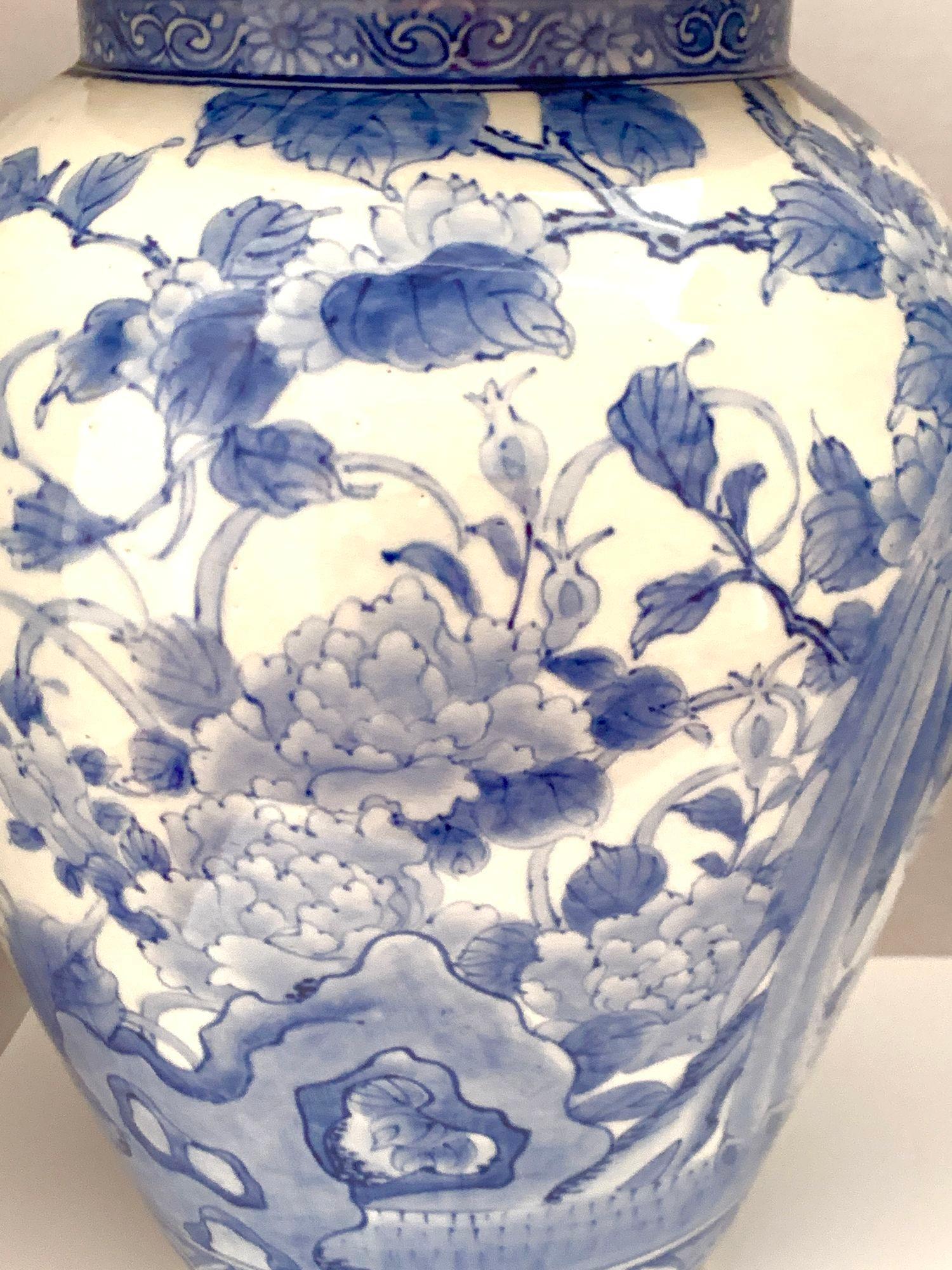 Paire de grandes jarres bleues et blanches du Japon de la période Meiji, vers 1880 Excellent état - En vente à Katonah, NY