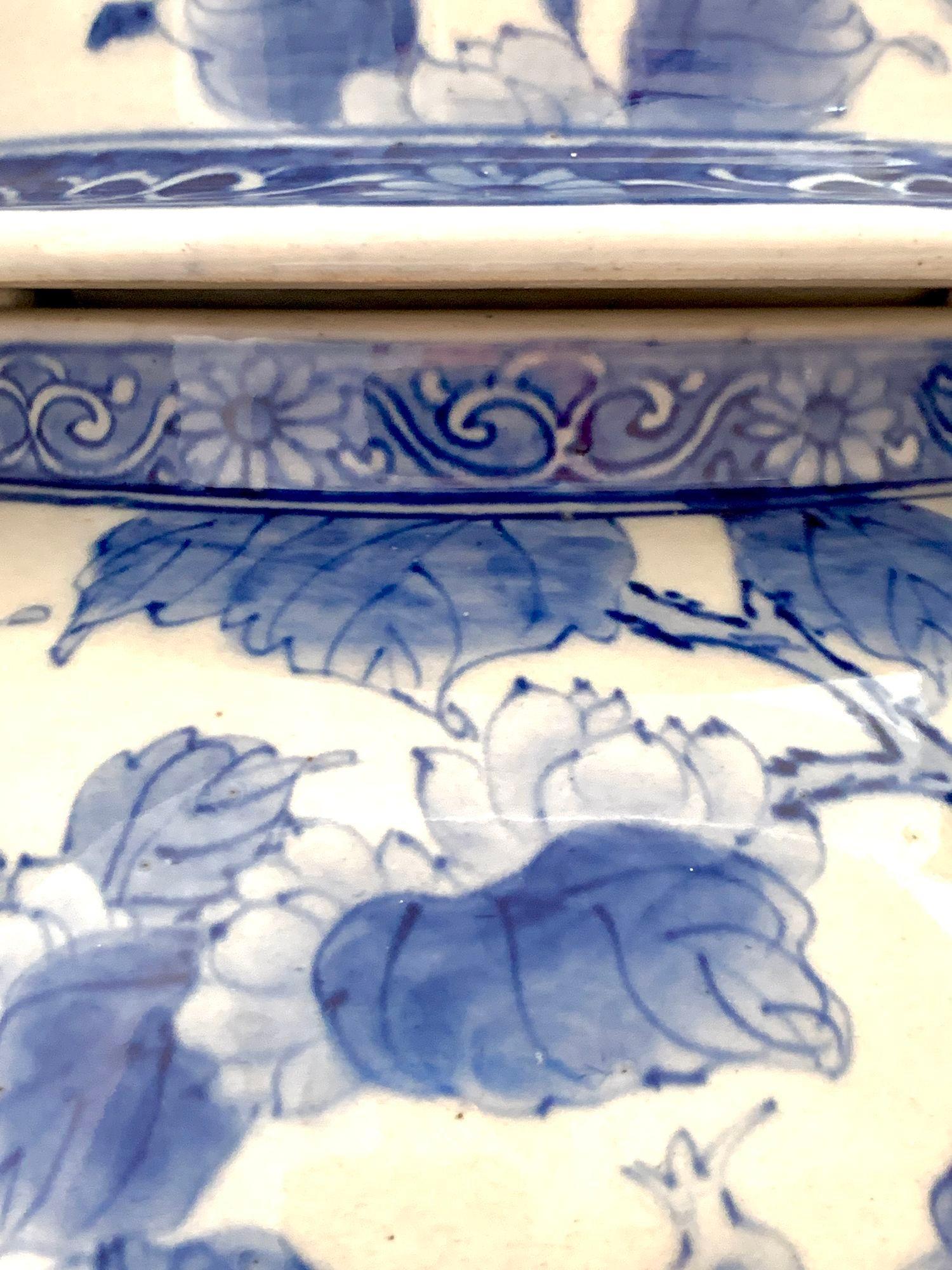 XIXe siècle Paire de grandes jarres bleues et blanches du Japon de la période Meiji, vers 1880 en vente