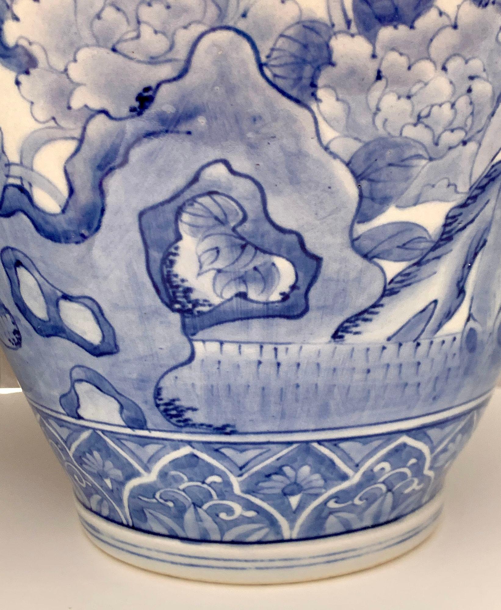 Porcelaine Paire de grandes jarres bleues et blanches du Japon de la période Meiji, vers 1880 en vente