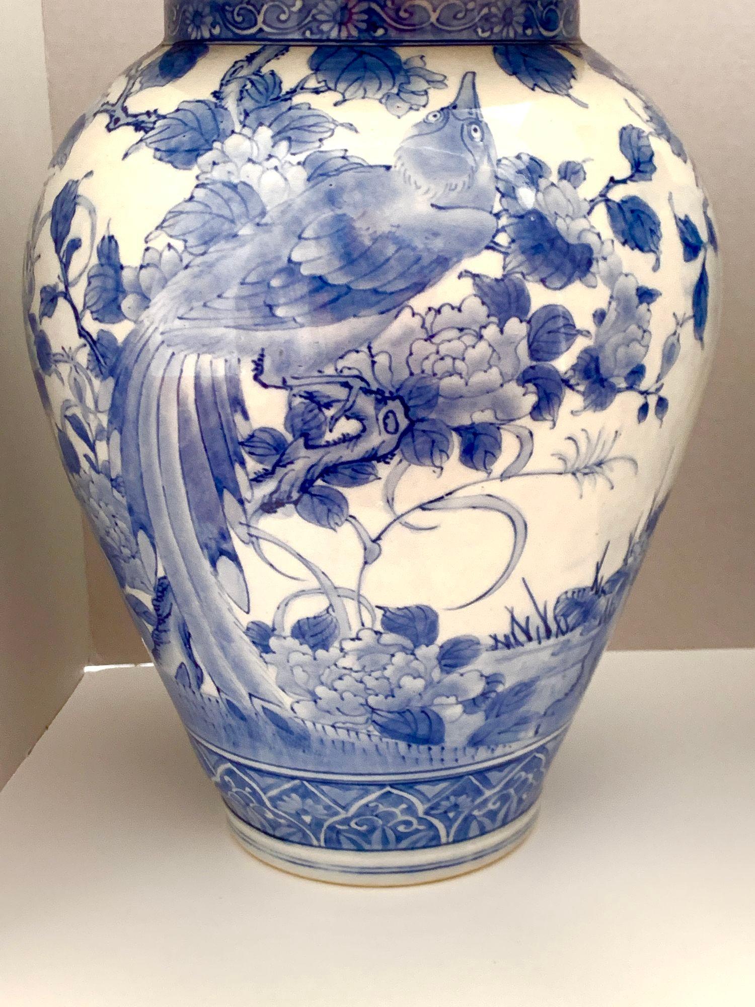 Paire de grandes jarres bleues et blanches du Japon de la période Meiji, vers 1880 en vente 1