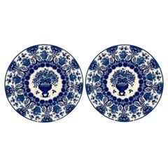 Coppia di grandi piatti Delft olandesi bianchi e blu dipinti a mano The Claw Circa 1760