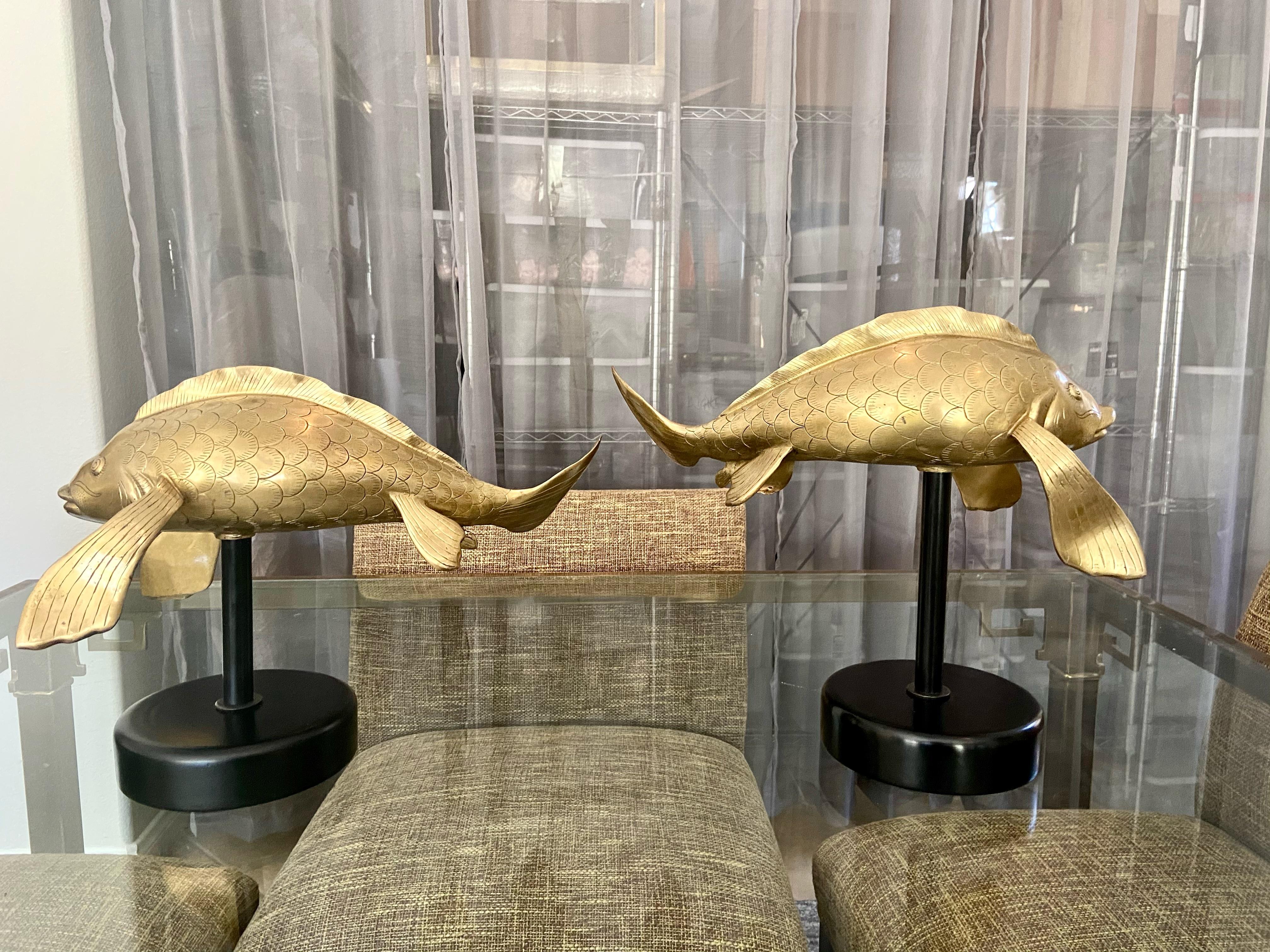 Paire de grandes sculptures figuratives en laiton représentant des poissons koï en vente 5
