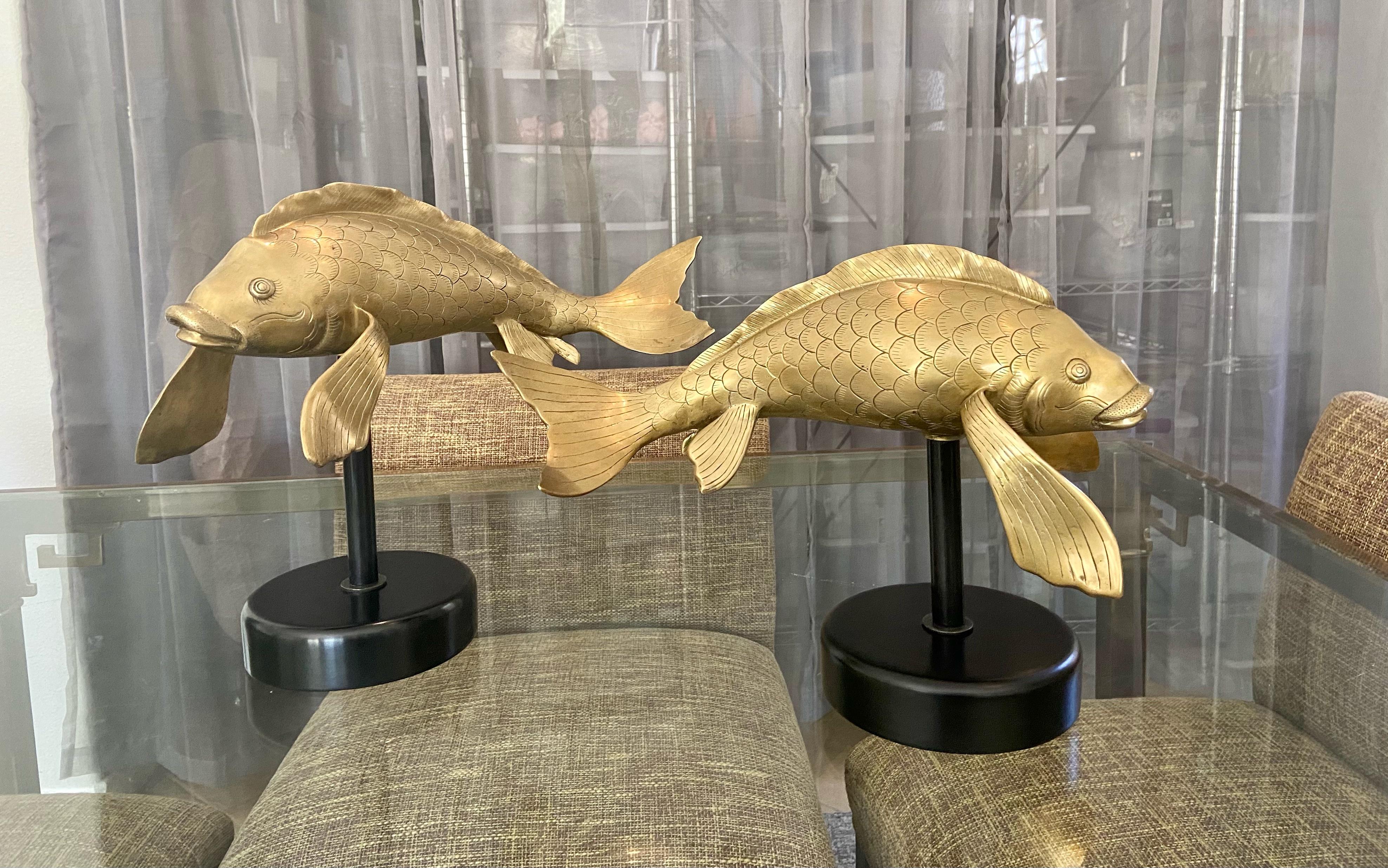 Paire de grandes sculptures figuratives en laiton représentant des poissons koï en vente 6