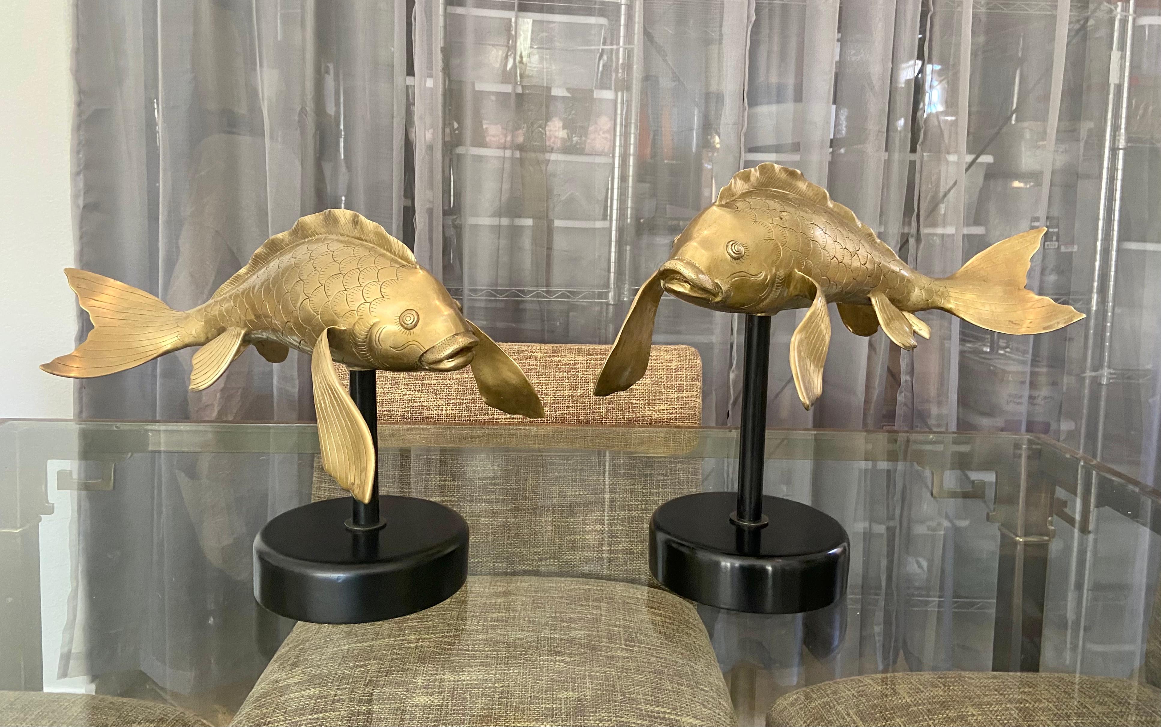Paire de grandes sculptures figuratives en laiton représentant des poissons koï en vente 12