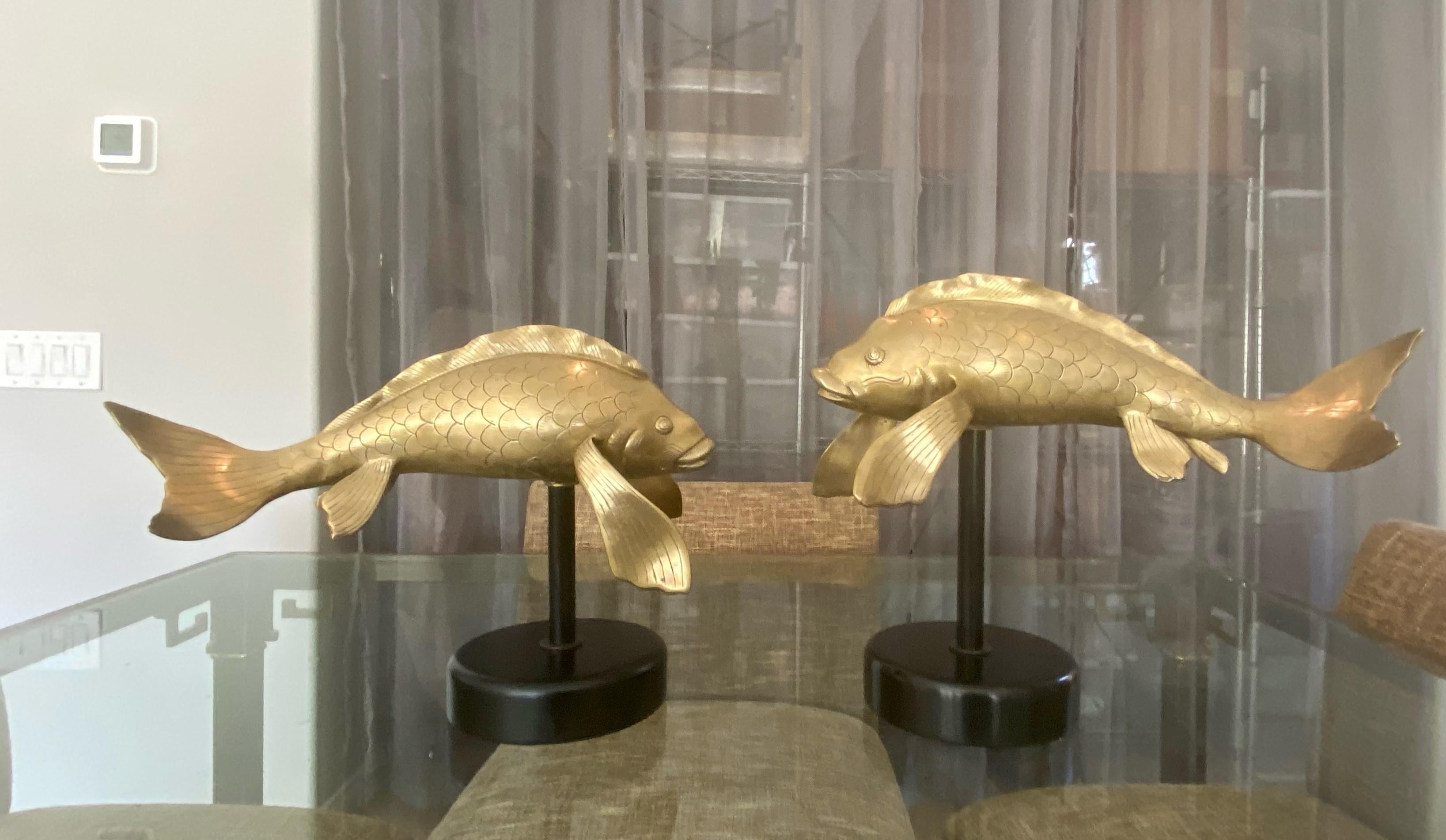 Asiatique Paire de grandes sculptures figuratives en laiton représentant des poissons koï en vente