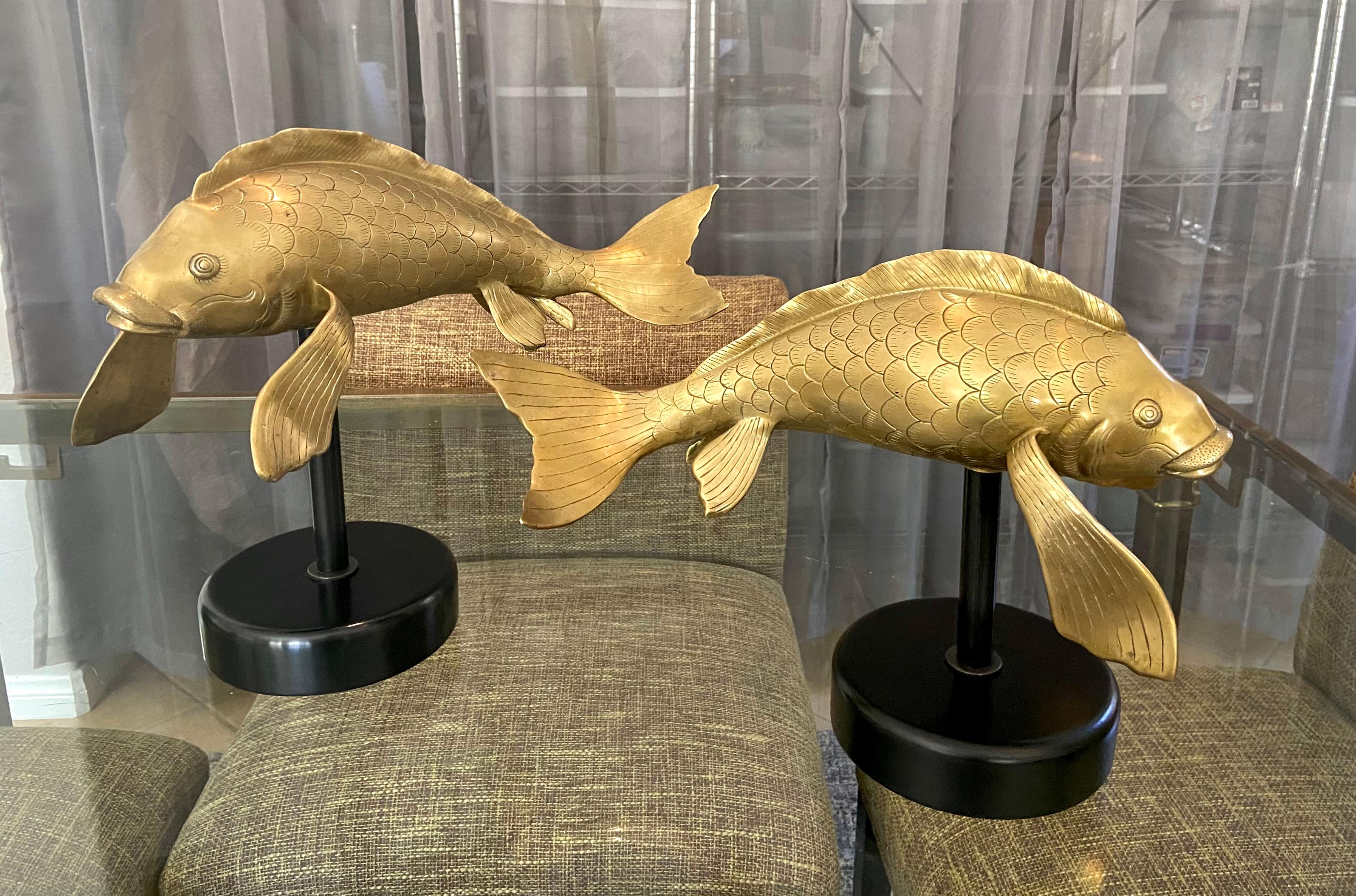 Paire de grandes sculptures figuratives en laiton représentant des poissons koï Bon état - En vente à Palm Springs, CA