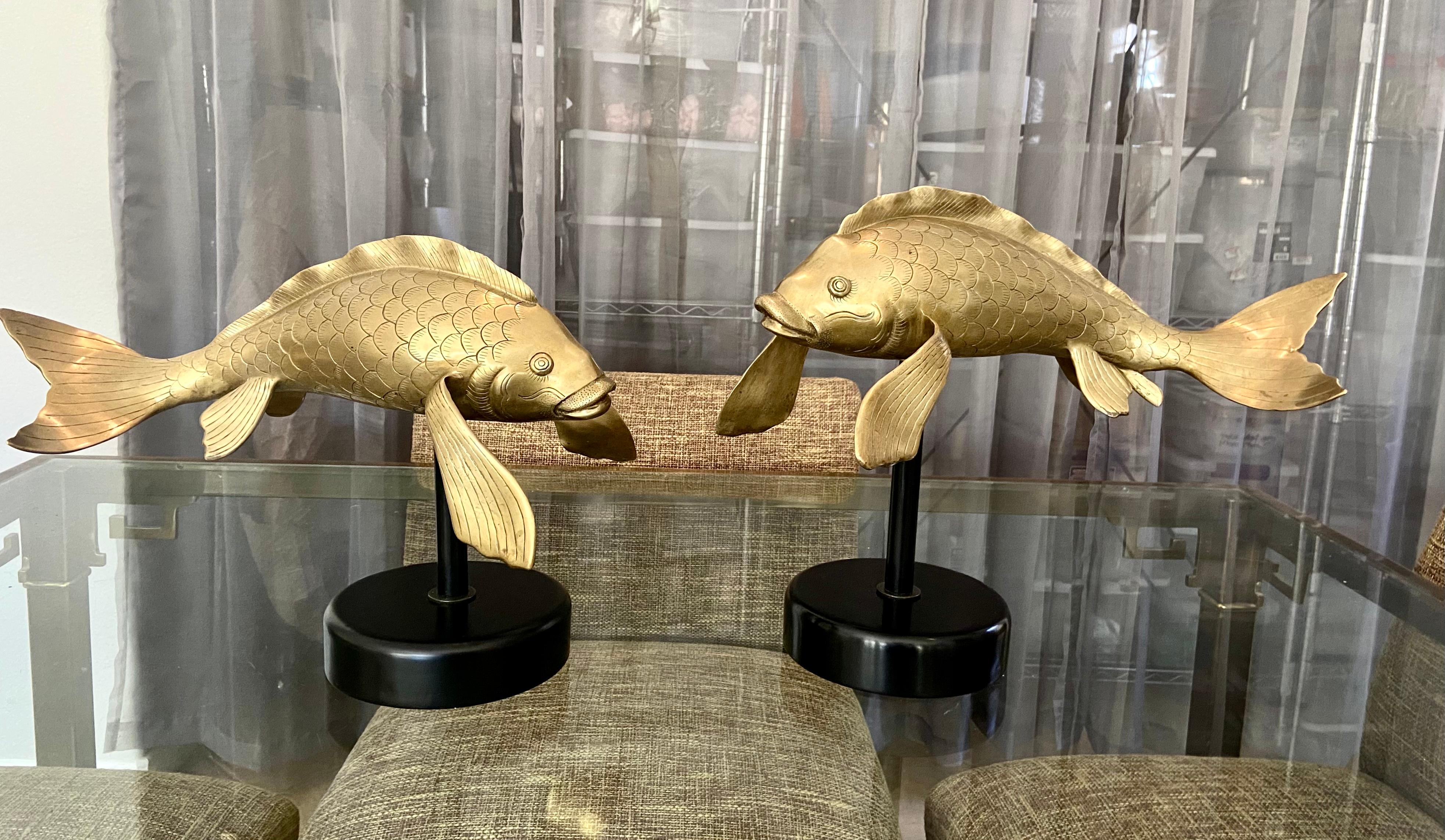 Milieu du XXe siècle Paire de grandes sculptures figuratives en laiton représentant des poissons koï en vente