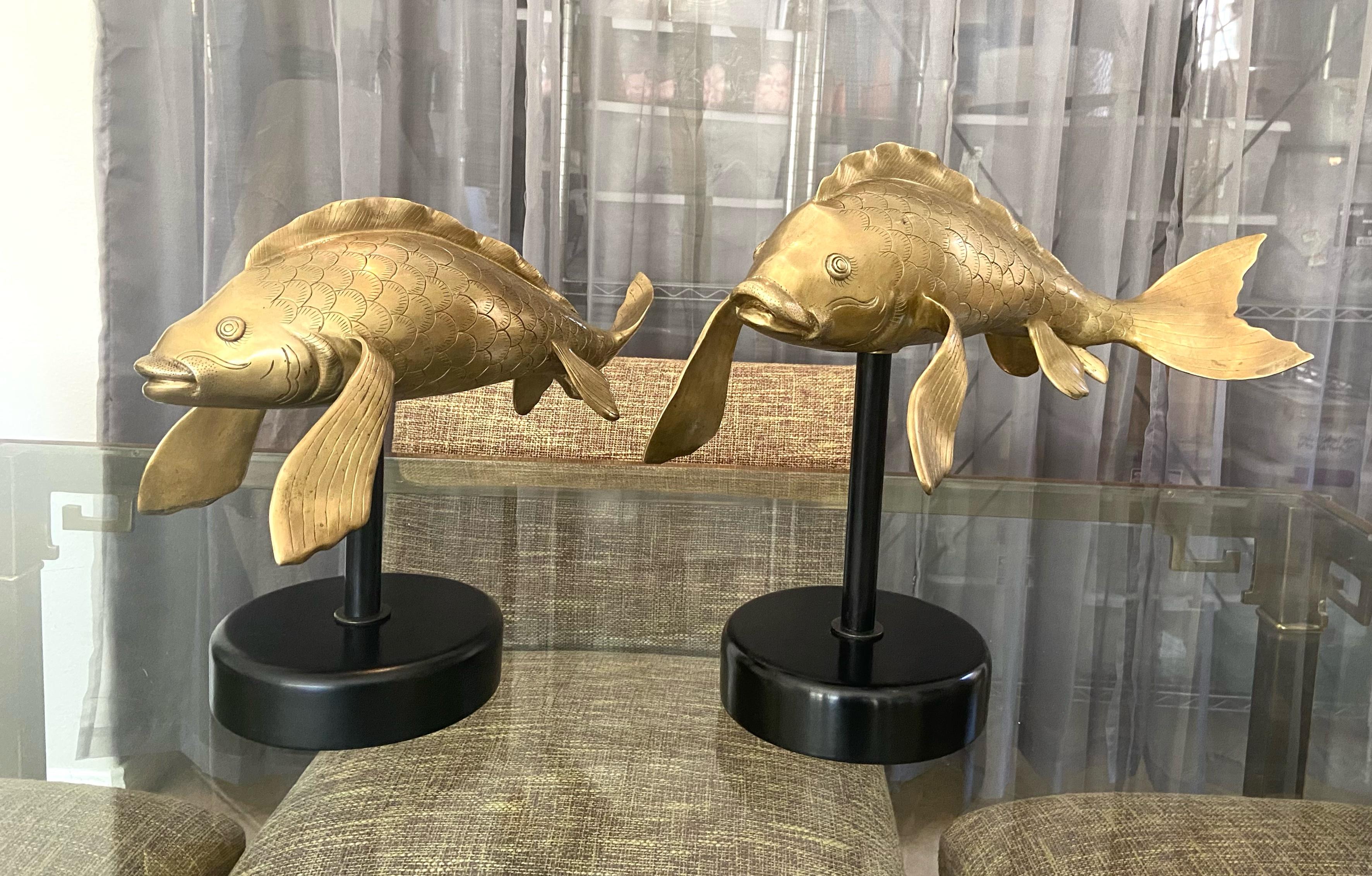 Laiton Paire de grandes sculptures figuratives en laiton représentant des poissons koï en vente