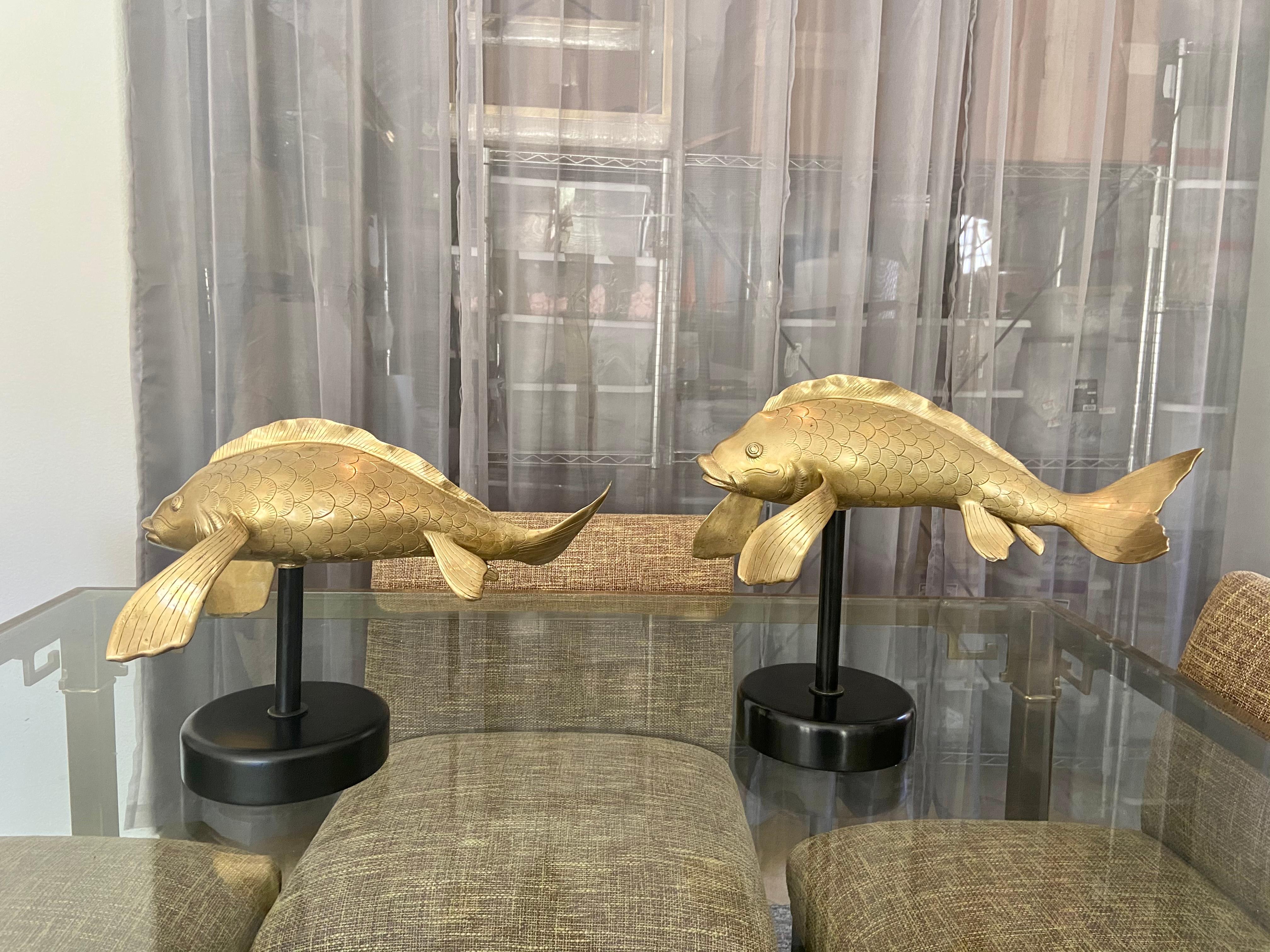 Paire de grandes sculptures figuratives en laiton représentant des poissons koï en vente 2