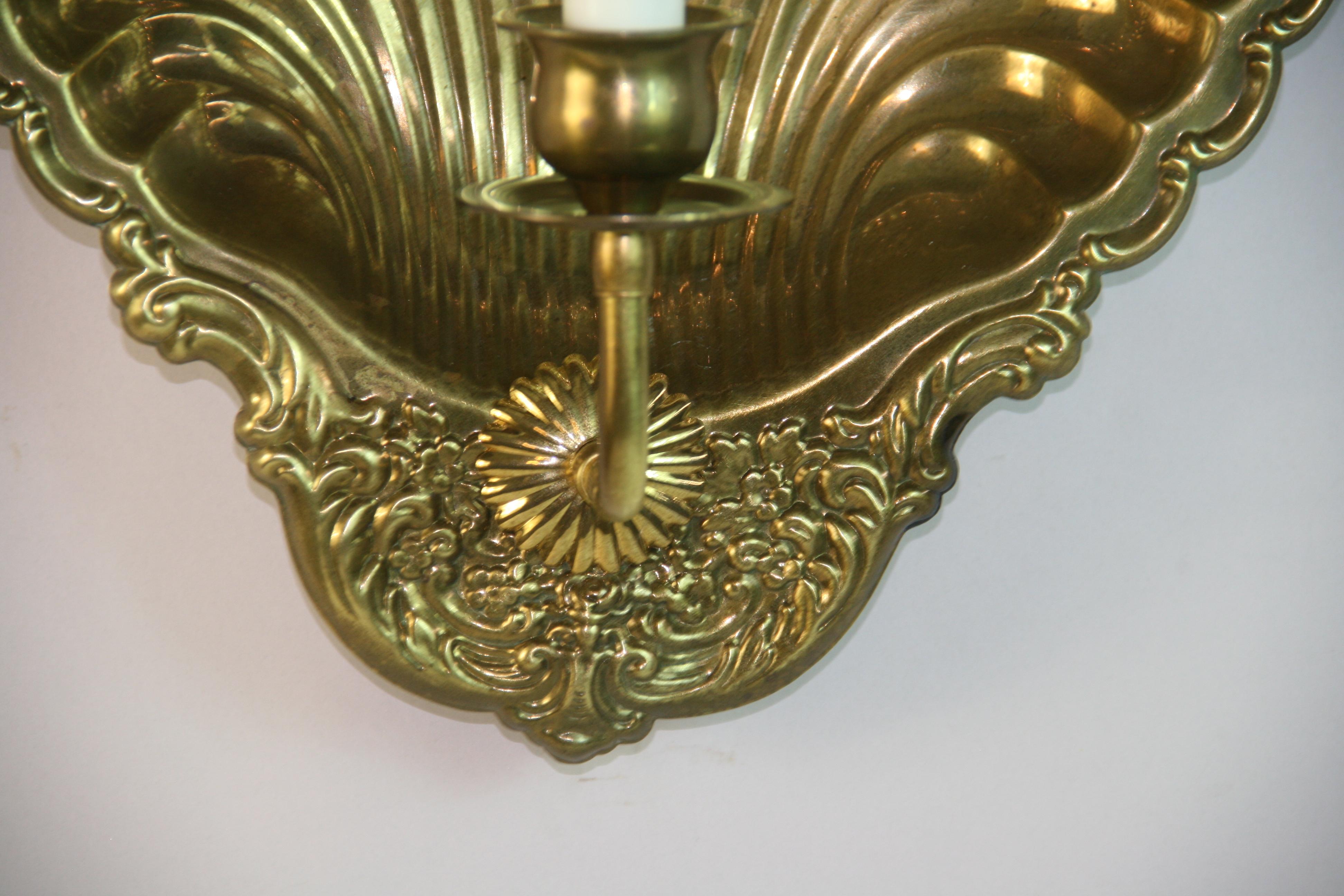 1882 Coppia di grandi applique a conchiglia in ottone
Il cablaggio richiede una lampadina a candelabro da 60 watt