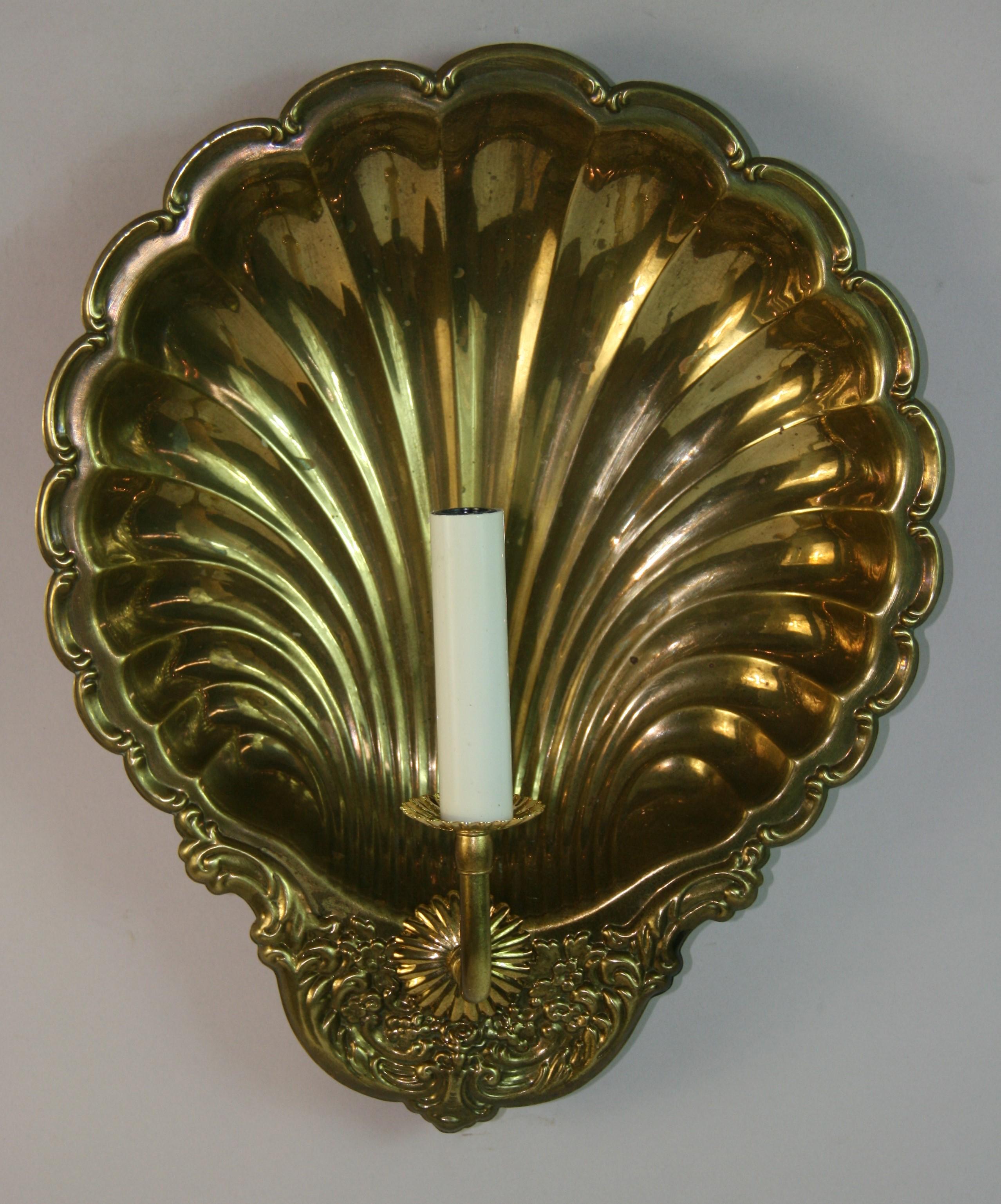 Coppia di grandi lampade a conchiglia in ottone In condizioni buone in vendita a Douglas Manor, NY
