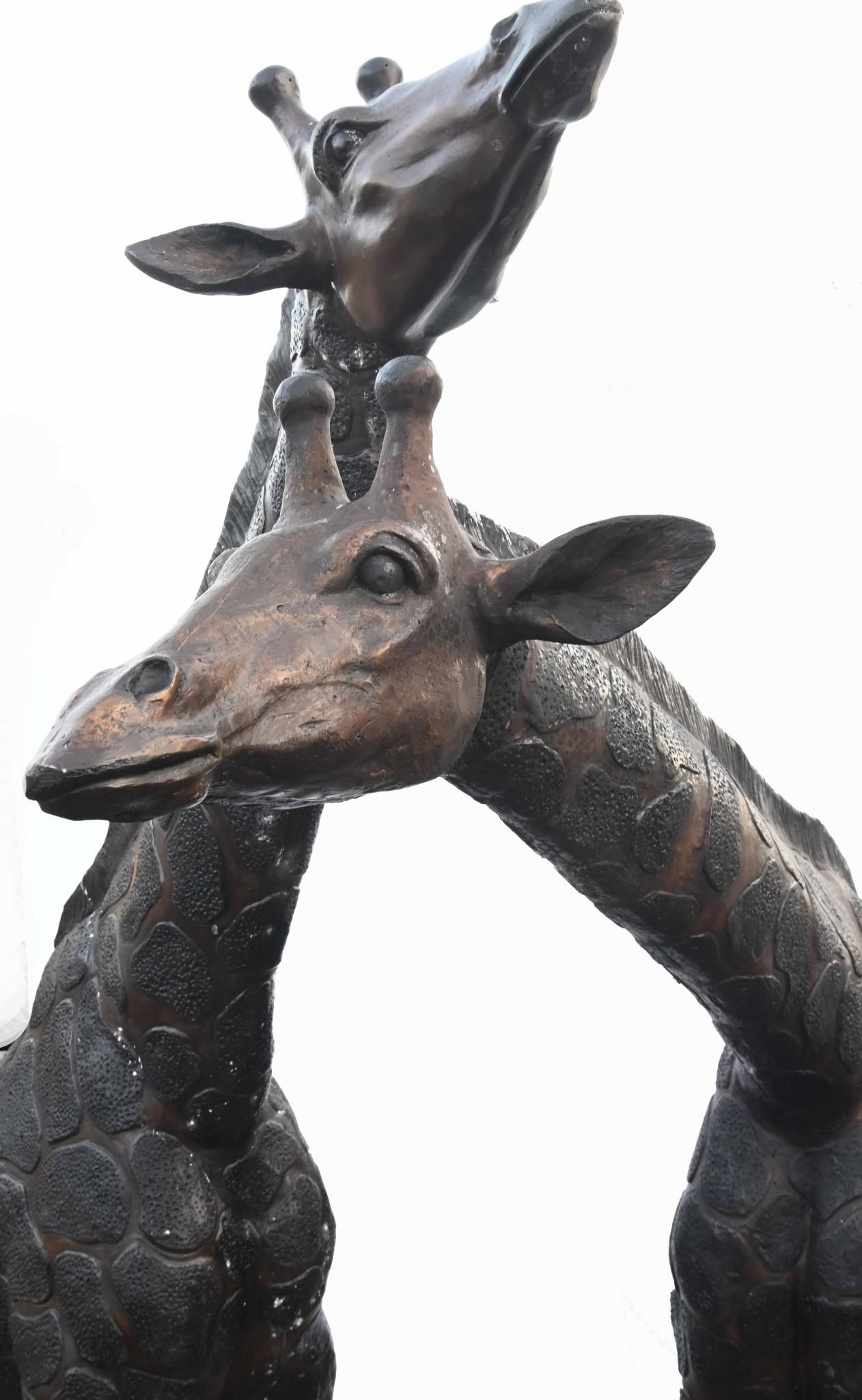 Paire de grandes statues de girafe en bronze - 226 cm en vente 7