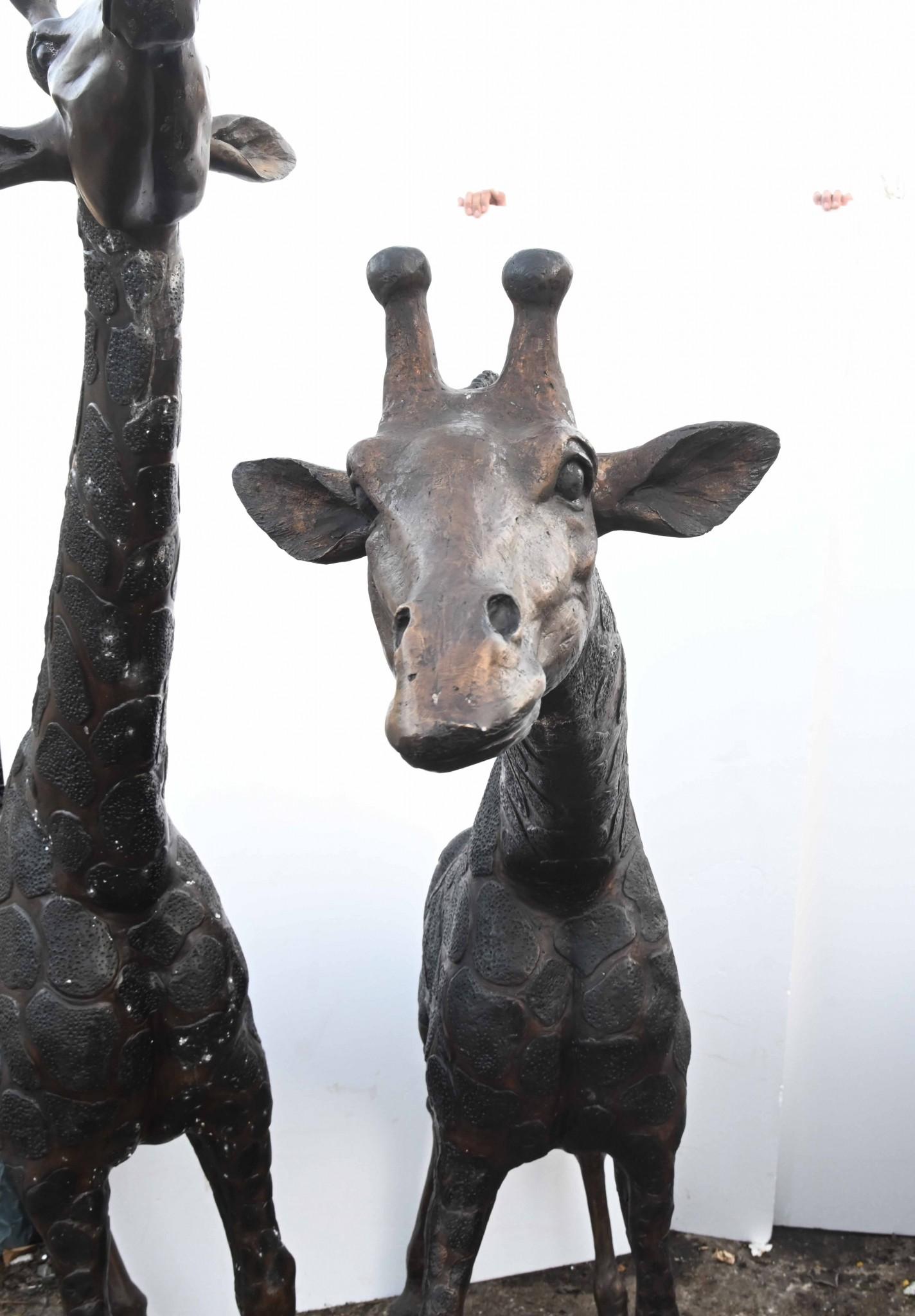 Paire de grandes statues de girafe en bronze - 226 cm en vente 8