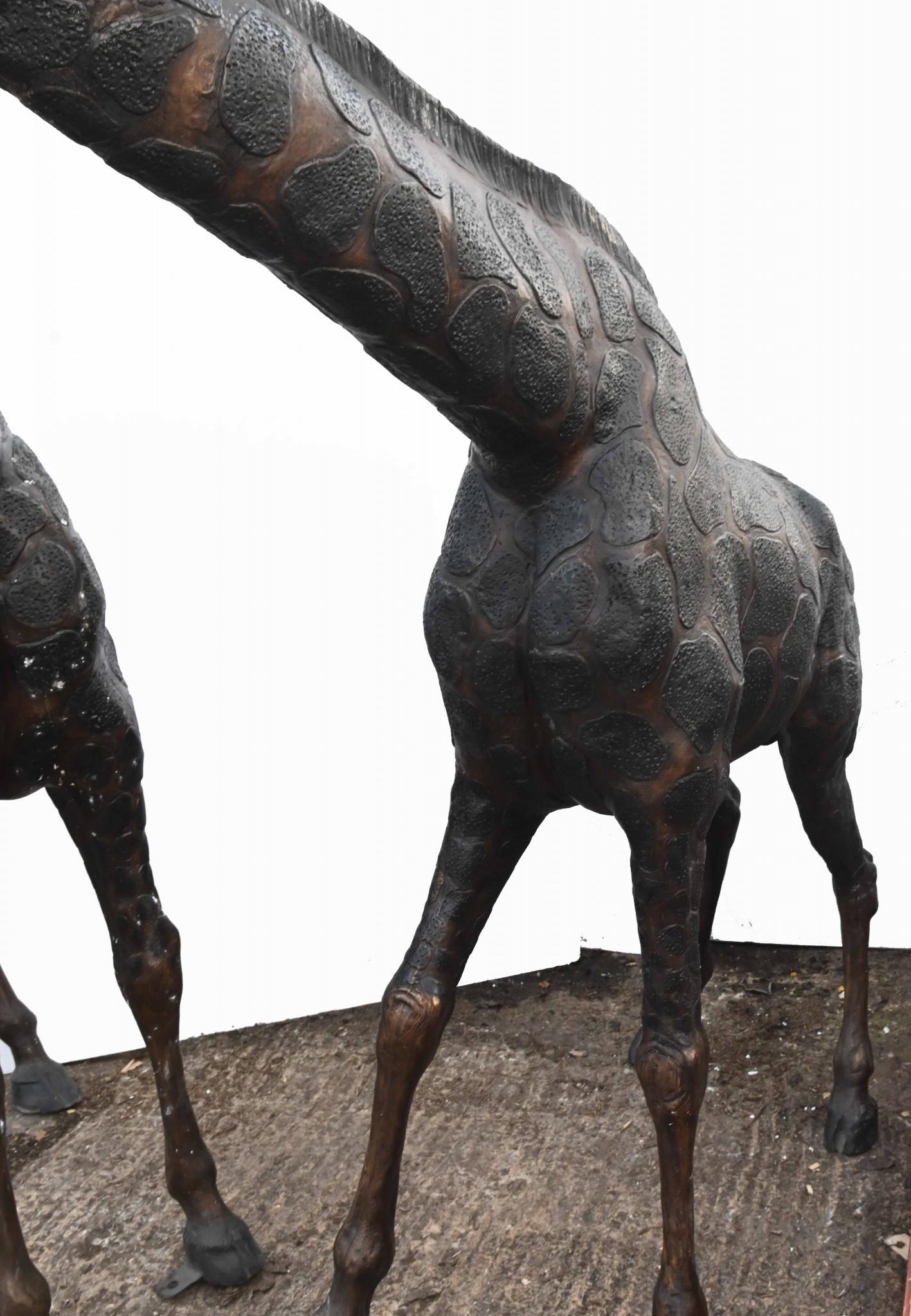 Paire de grandes statues de girafe en bronze - 226 cm en vente 9