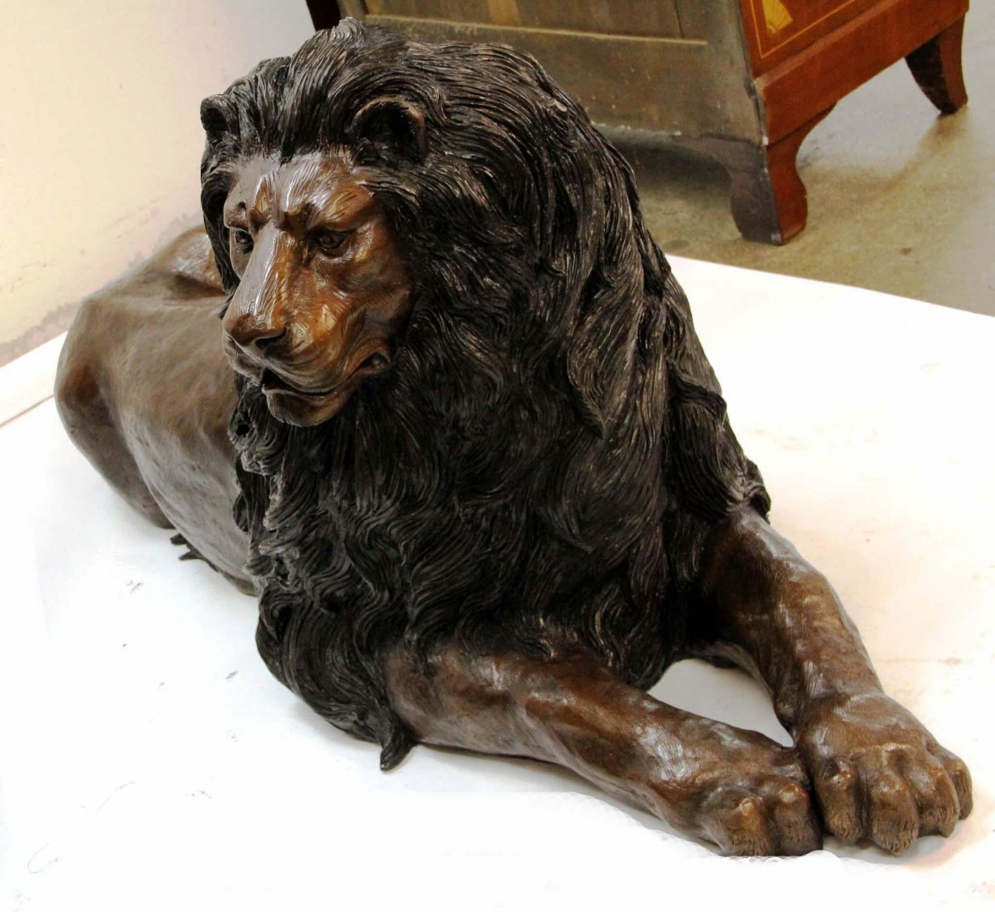 Paire de grands lions en bronze - Cats de garde recumbants en vente 8