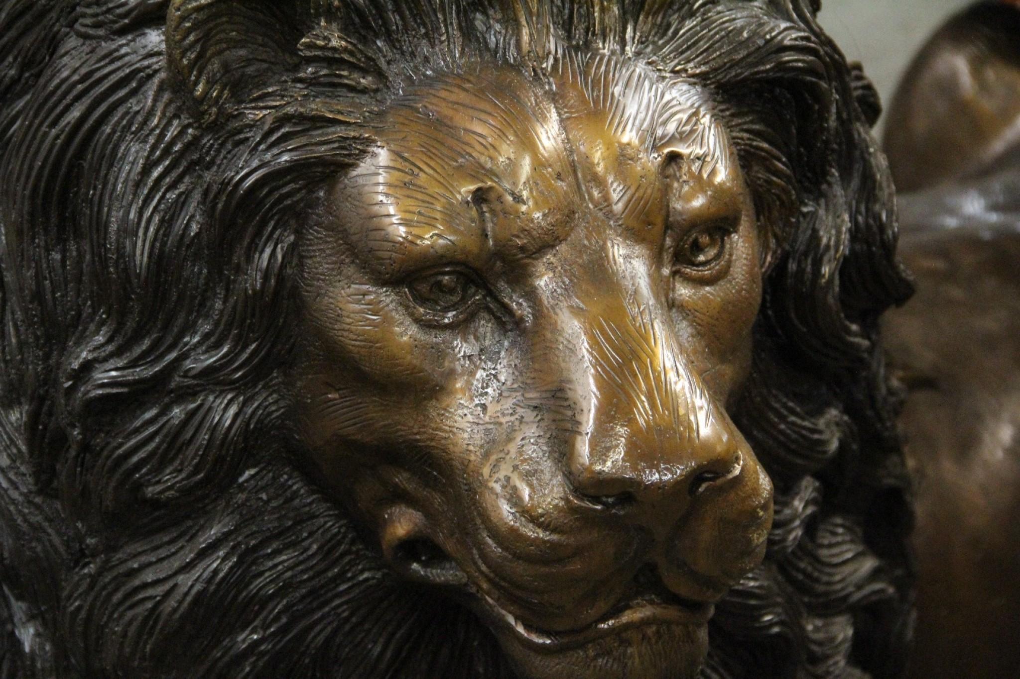 Paire de grands lions en bronze - Cats de garde recumbants en vente 12