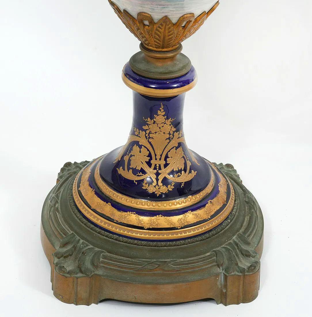 Paire de grands vases en porcelaine de Sèvres de style Louis XVI montés sur bronze avec couvercles en vente 4