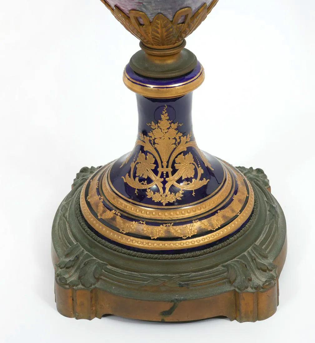 Paire de grands vases en porcelaine de Sèvres de style Louis XVI montés sur bronze avec couvercles en vente 5
